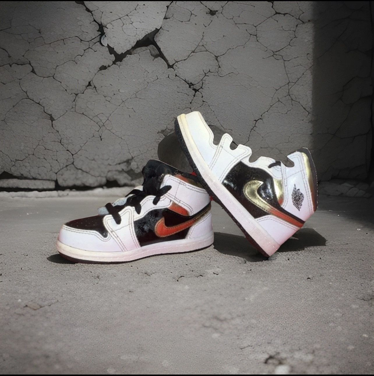 Jordan Brand Jordan Toddler 1 Mid White/Gold, White///Black- SIZE 10C Size US 10 / EU 43 - 3 Thumbnail