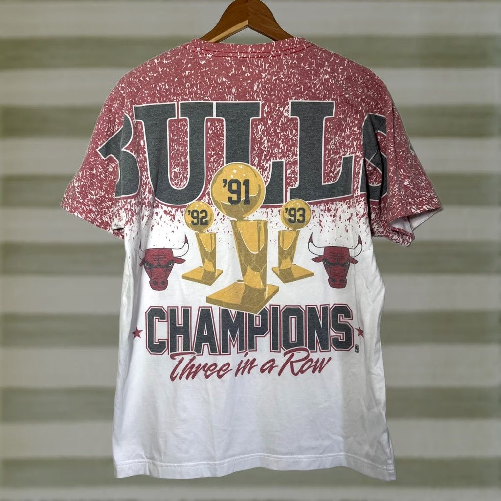 Mitchell & Ness VINTAGE Mitchell & Ness Chicago Bulls T-Shirt Sz L Three in a Row Champions 90s Basketball Mens Size US L / EU 52-54 / 3 - 1 Thumbnail