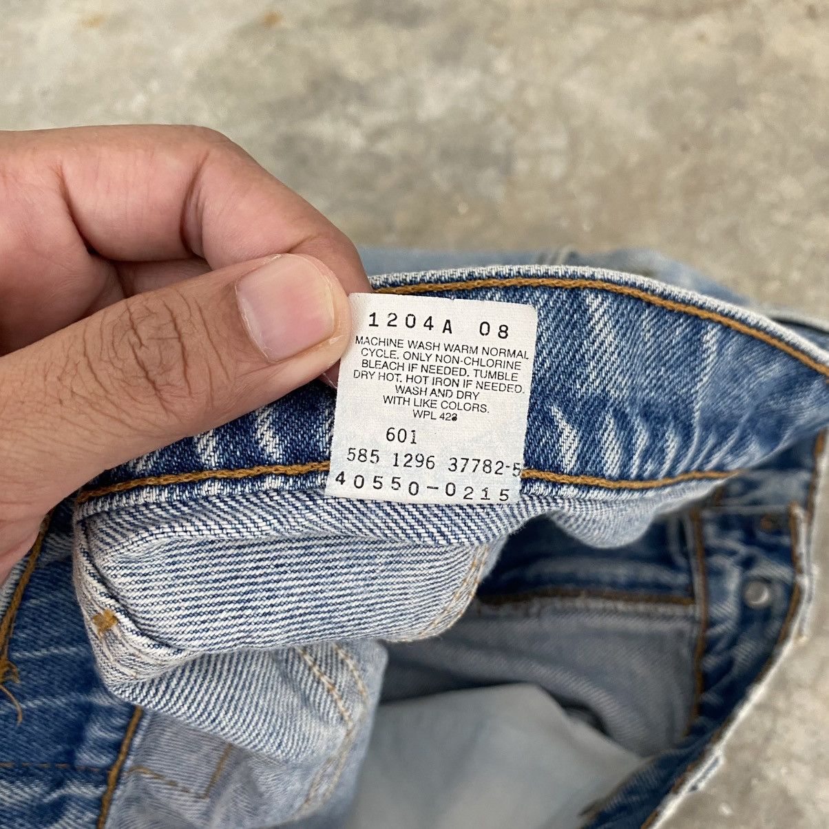 Levi's VTG 1996 Levis 550 Orange Tab Relaxed Fit Faded Blue Jeans Size US 35 - 16 Thumbnail