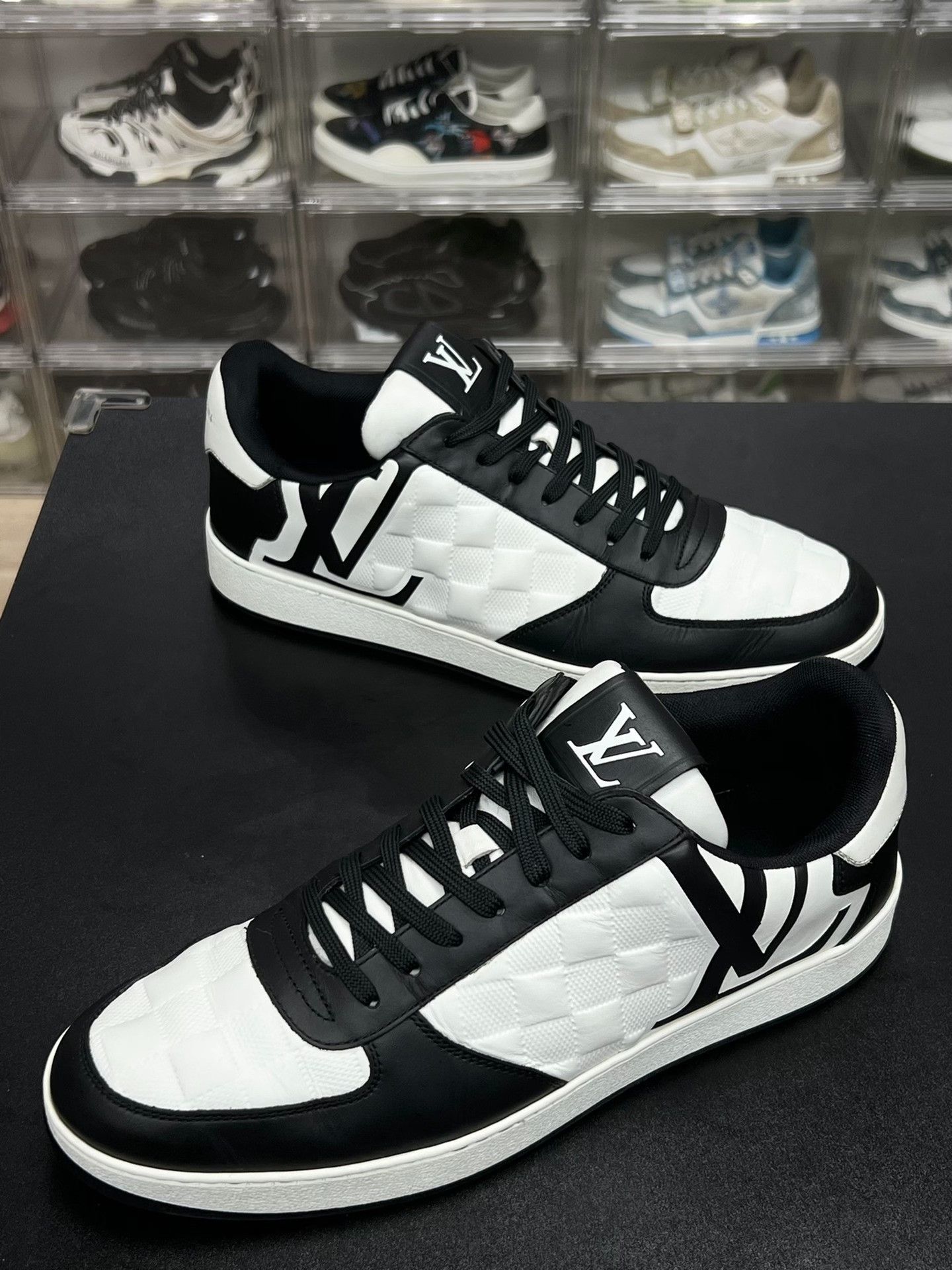 Louis Vuitton Louis Vuitton Black Lowtop Sneakers 10 Men Size US 10 / EU 43 - 1 Thumbnail