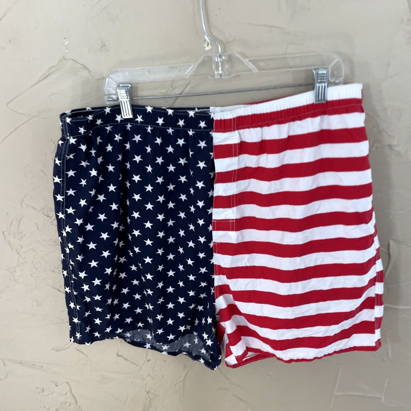 Old Navy OLD NAVY Shorts Men XL AMERICAN FLAG PRINT red white blue Stretch Cool Summer XL Size US 36 / EU 52 - 3 Thumbnail