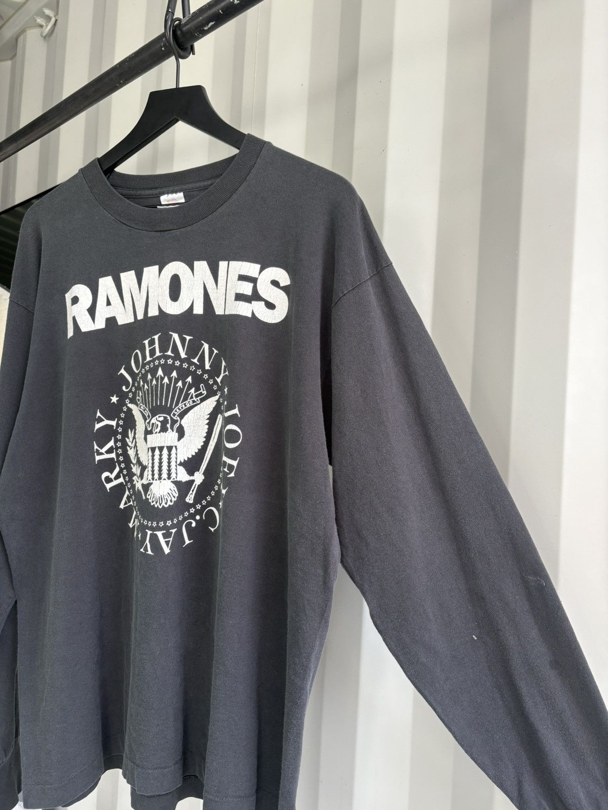 Band Tees Thrashed Ramones Distressed Sun Faded Shirt GRUNGE Band Size US XL / EU 56 / 4 - 2 Thumbnail