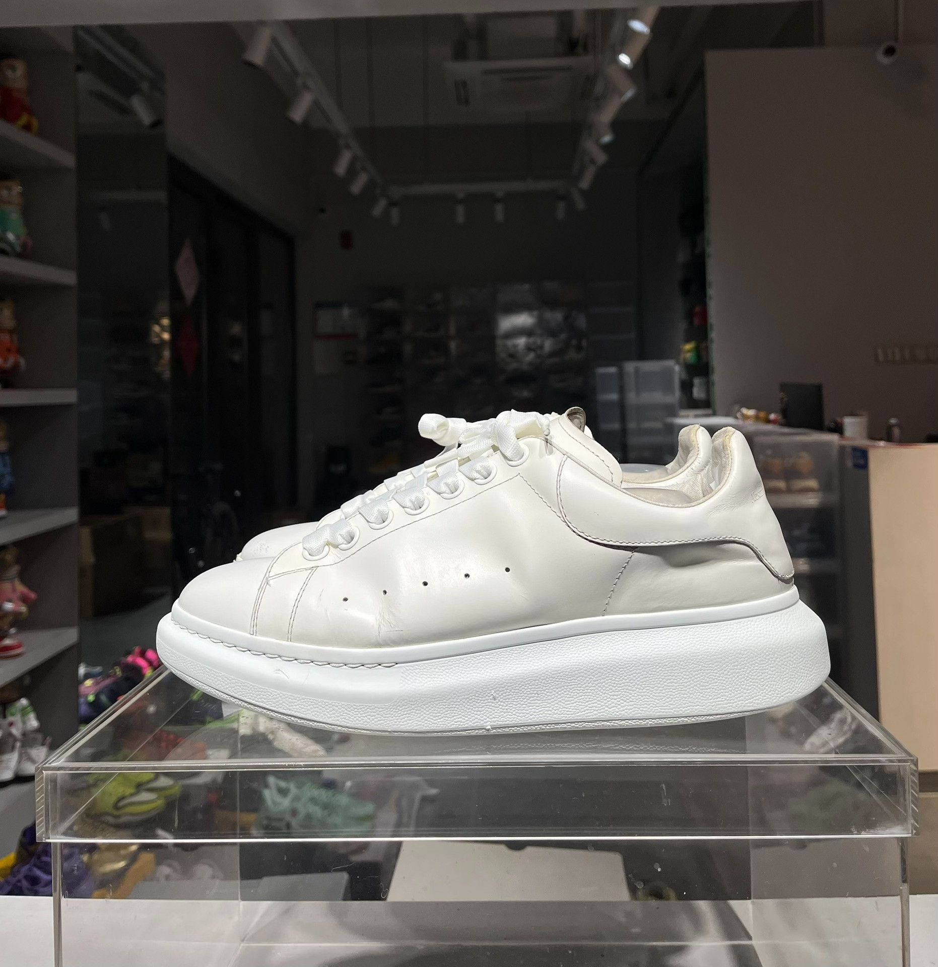 Alexander McQueen Alexander McQueen White Lowtop Sneakers 9 Men Size US 9 / EU 42 - 1 Thumbnail