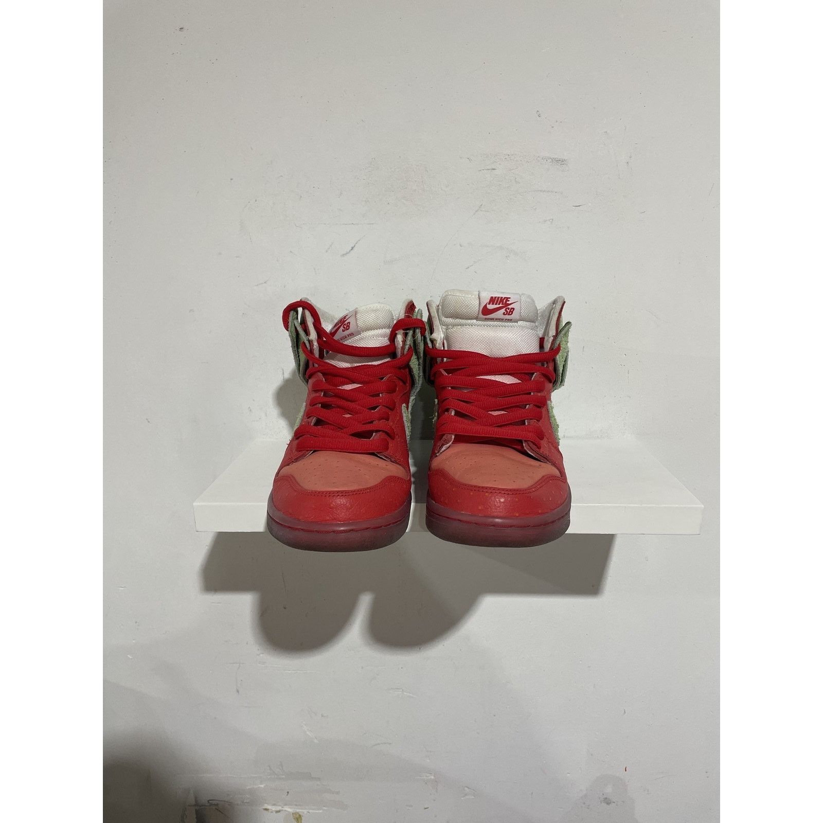 Nike NIKE SB DUNK HIGH STRAWBERRY COUGH SIZE 9 PREOWNED Size US 9 / EU 42 - 5 Thumbnail