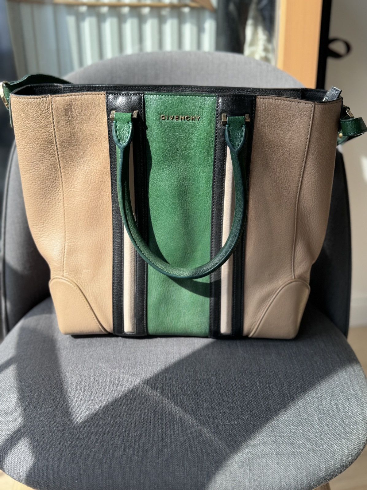 Givenchy Stunning Givenchy shoulder bag like new Size ONE SIZE - 1 Thumbnail
