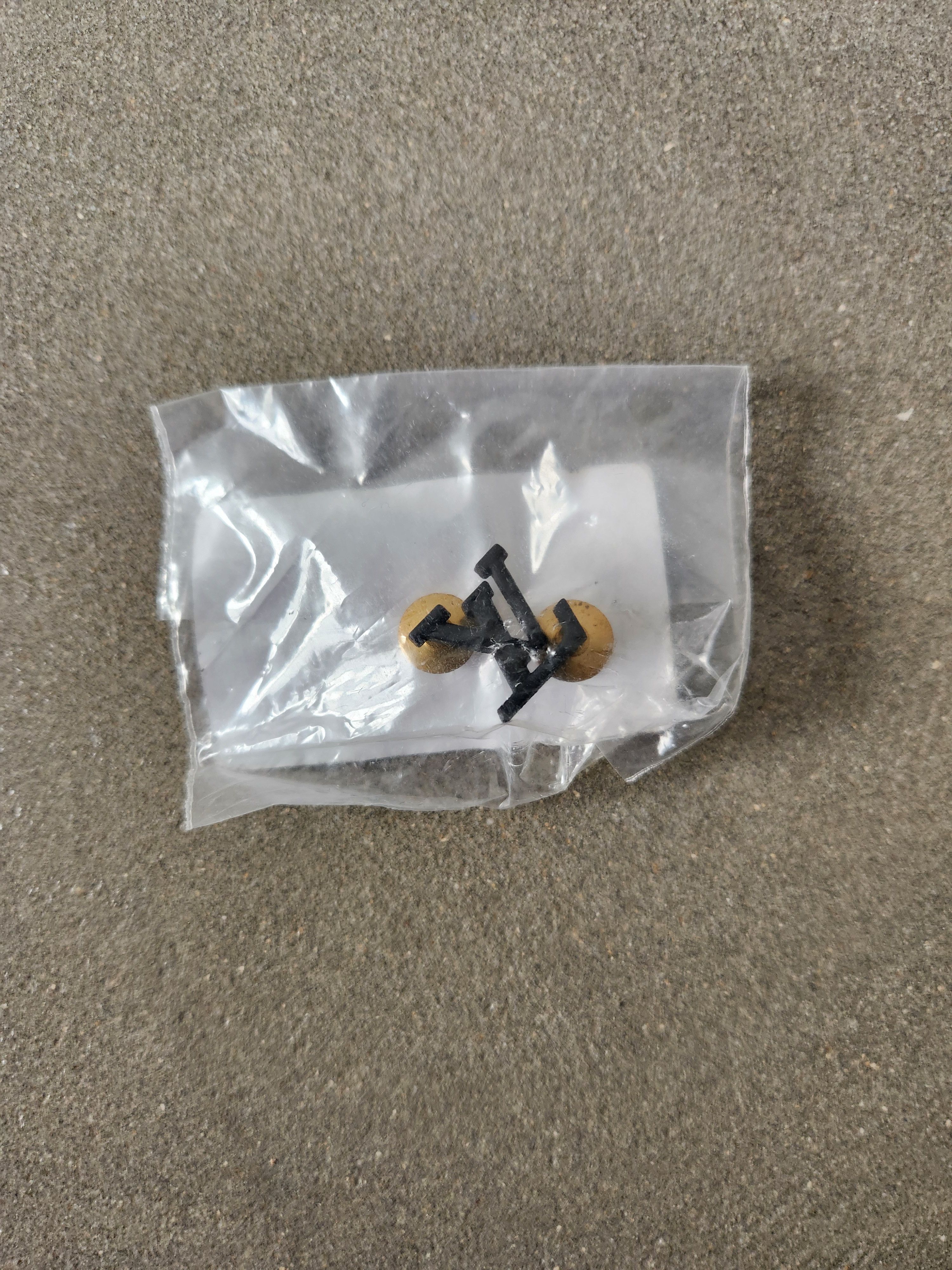 Louis Vuitton LV staff pin matte black Size ONE SIZE - 1 Thumbnail