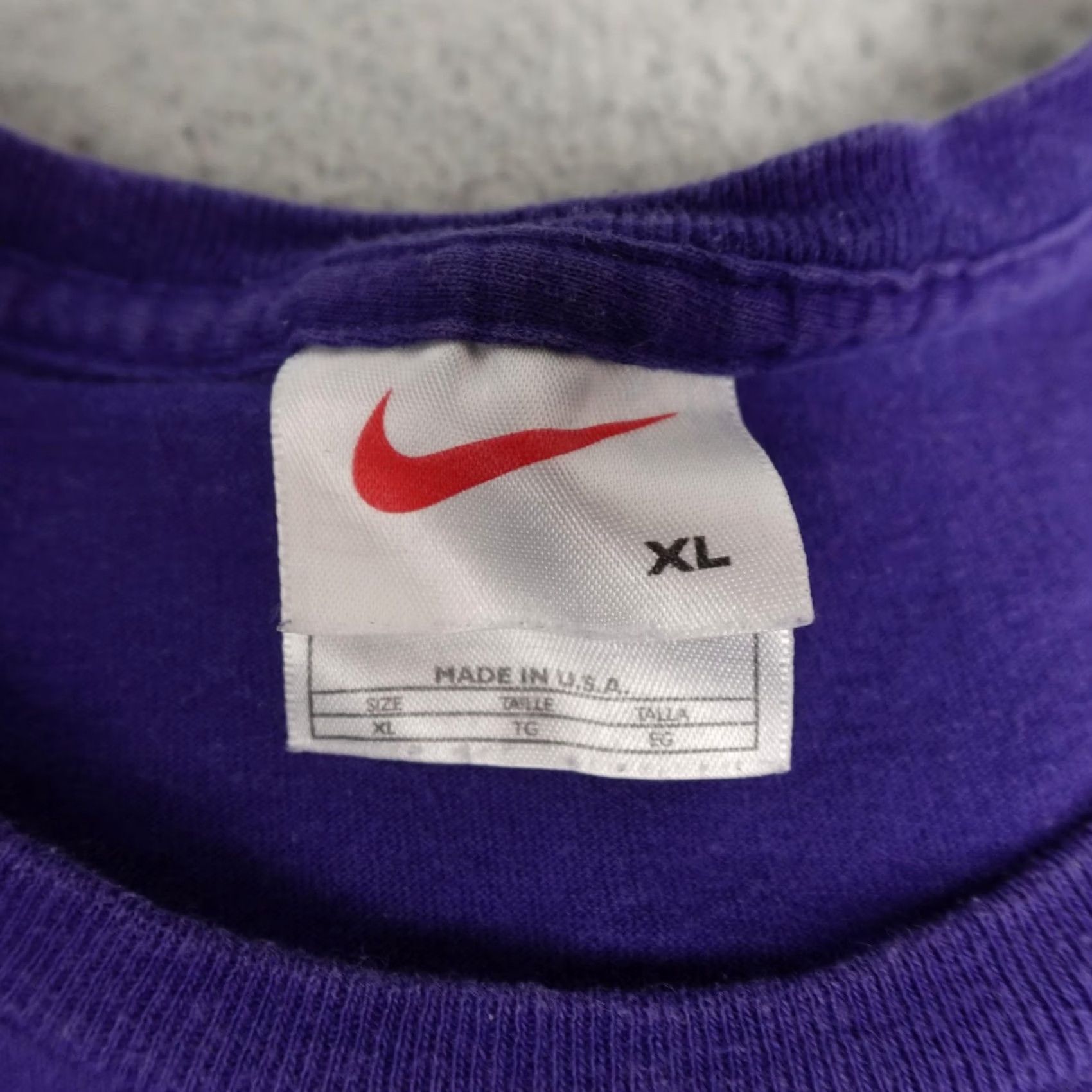 Nike VINTAGE Nike Shirt Mens XL Purple Repetition Swoosh Graphic Tee Made USA 90s Size US XL / EU 56 / 4 - 2 Thumbnail