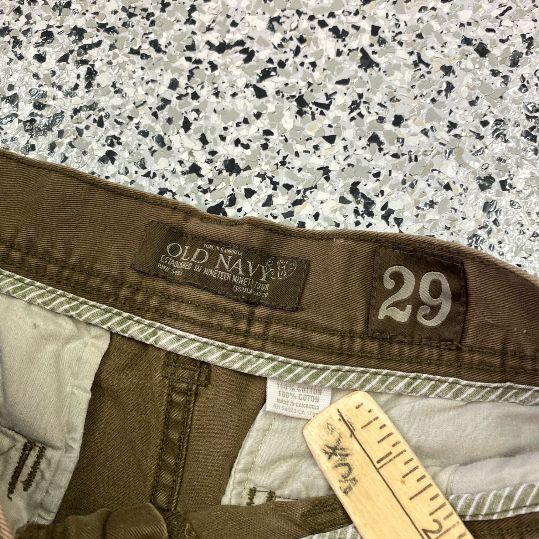 Old Navy VINTAGE Old Navy Cargo Shorts Mens 29 Brown Cotton 11" Inseam Outdoor Hiking Y2K Beach Utility Size US 29 - 4 Thumbnail