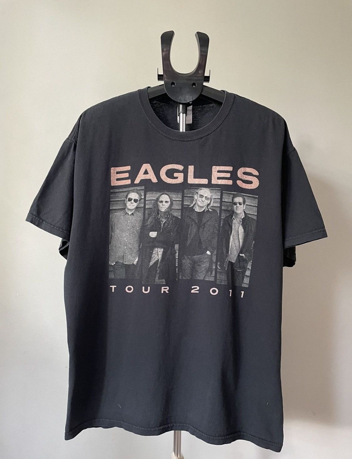 Band Tees Eagles vintage 2011 Tour T Shirt Size US XL / EU 56 / 4 - 1 Thumbnail