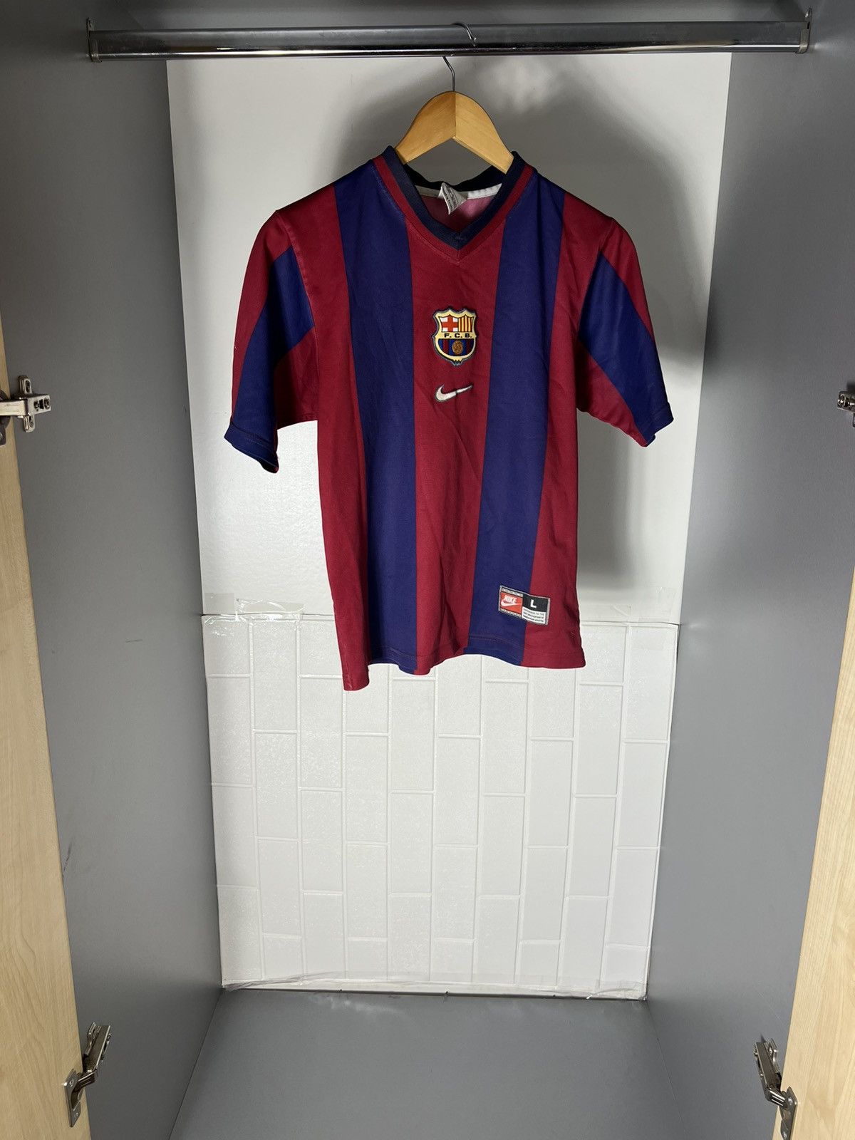 Nike VINTAGE NIKE FC BARCELONA SPAIN SOCCER JERSEY RETRO Y2K 90s Size US XS / EU 42 / 0 - 8 Thumbnail