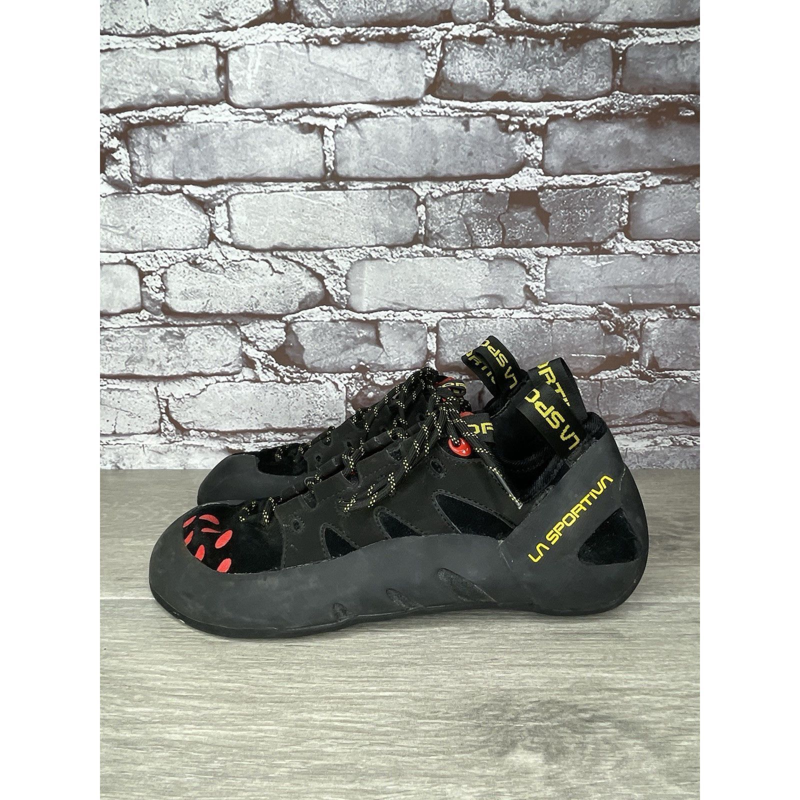 La Sportiva La Sportiva Tarantulace Black Leather Red Rock Climbing Shoe Size US 10.5 / EU 43-44 - 22 Thumbnail