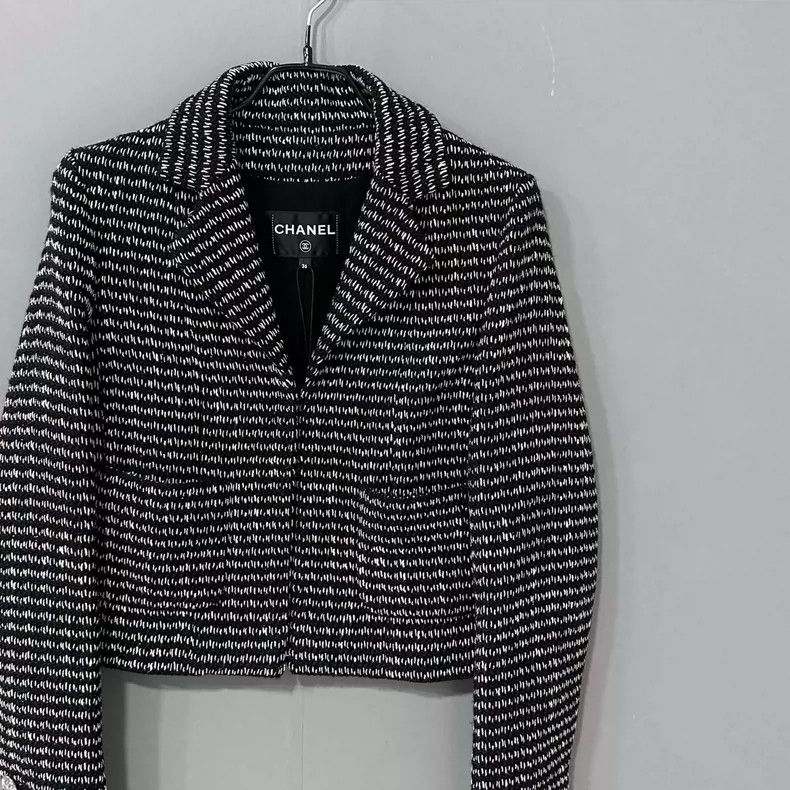 Chanel Chanel Black and white double c button tweed jacket Size XS / US 0-2 / IT 36-38 - 2 Thumbnail