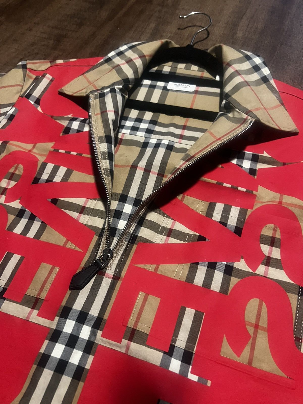 Burberry Burberry x Universal Passport Paris Fashion Week Size US L / EU 52-54 / 3 - 5 Thumbnail
