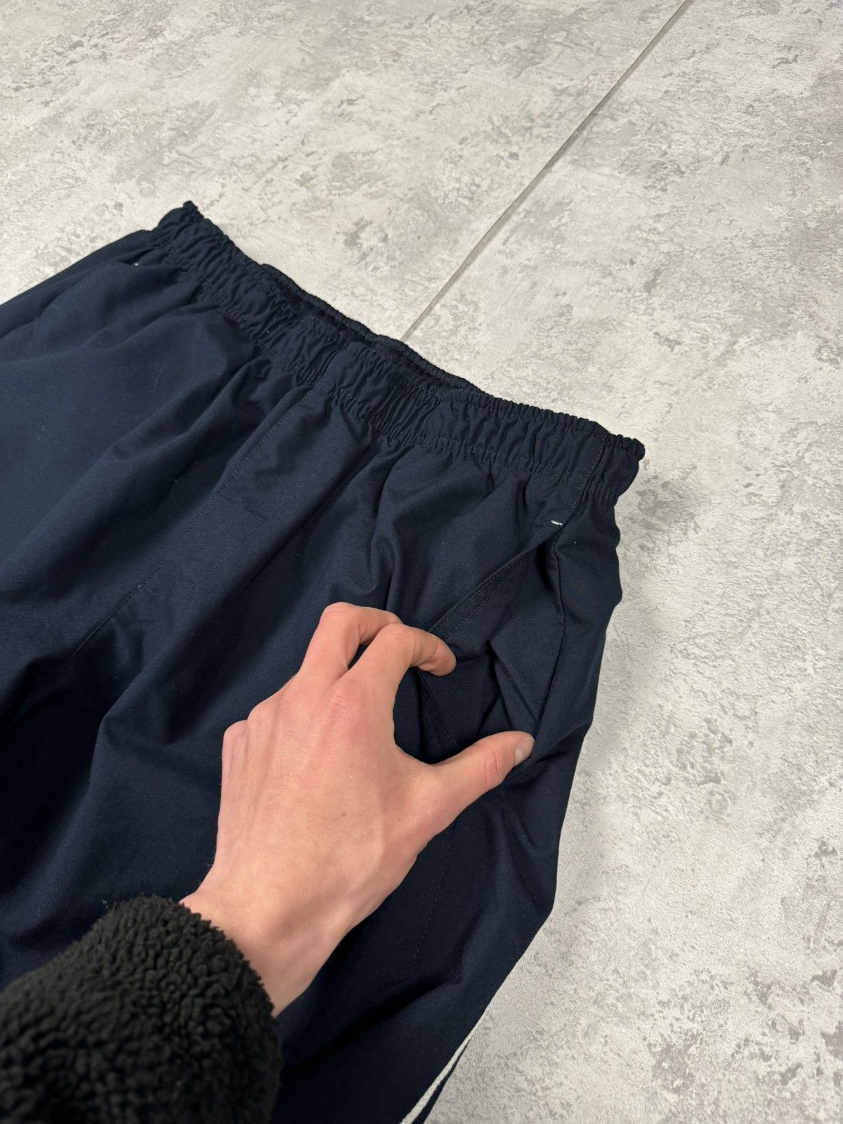 Nike Nike Vintage Navy Y2K Track Pants Joggers Swoosh Logo SizeXL Size US 36 / EU 52 - 8 Thumbnail