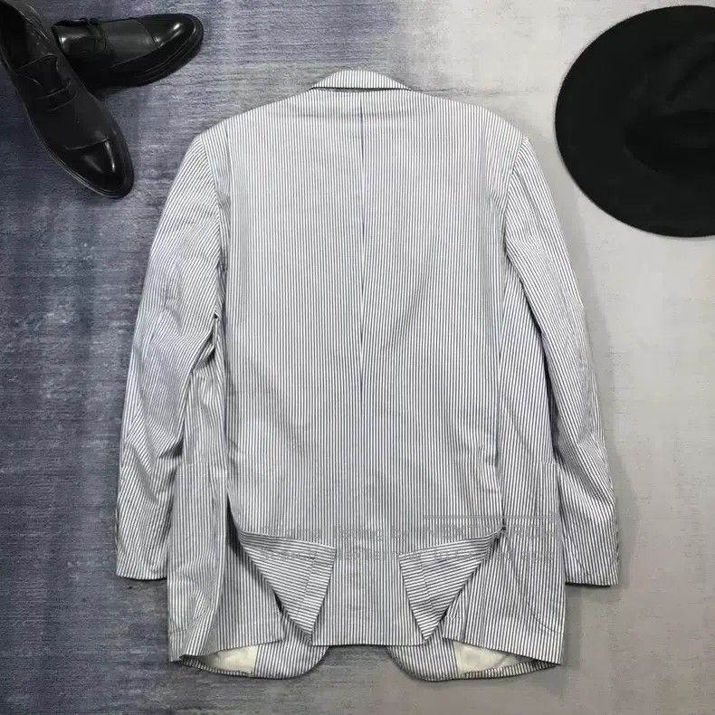 Brioni Brioni Men's Suit, Classic Blue and White Striped Size US L / EU 52-54 / 3 - 8 Thumbnail