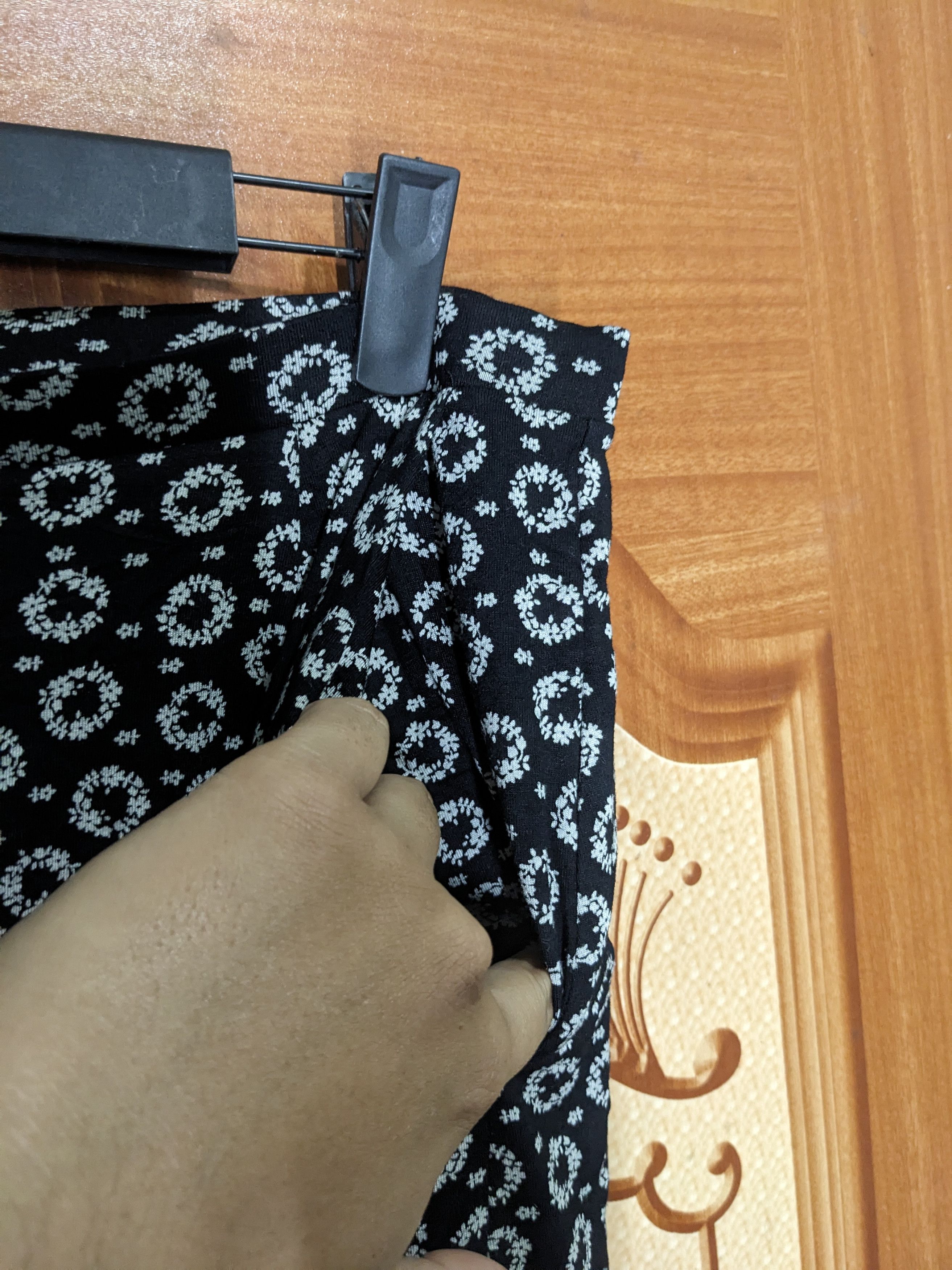 agnes b. AGNES B. VISCOSE BLACK FLORAL Size 33" - 6 Thumbnail