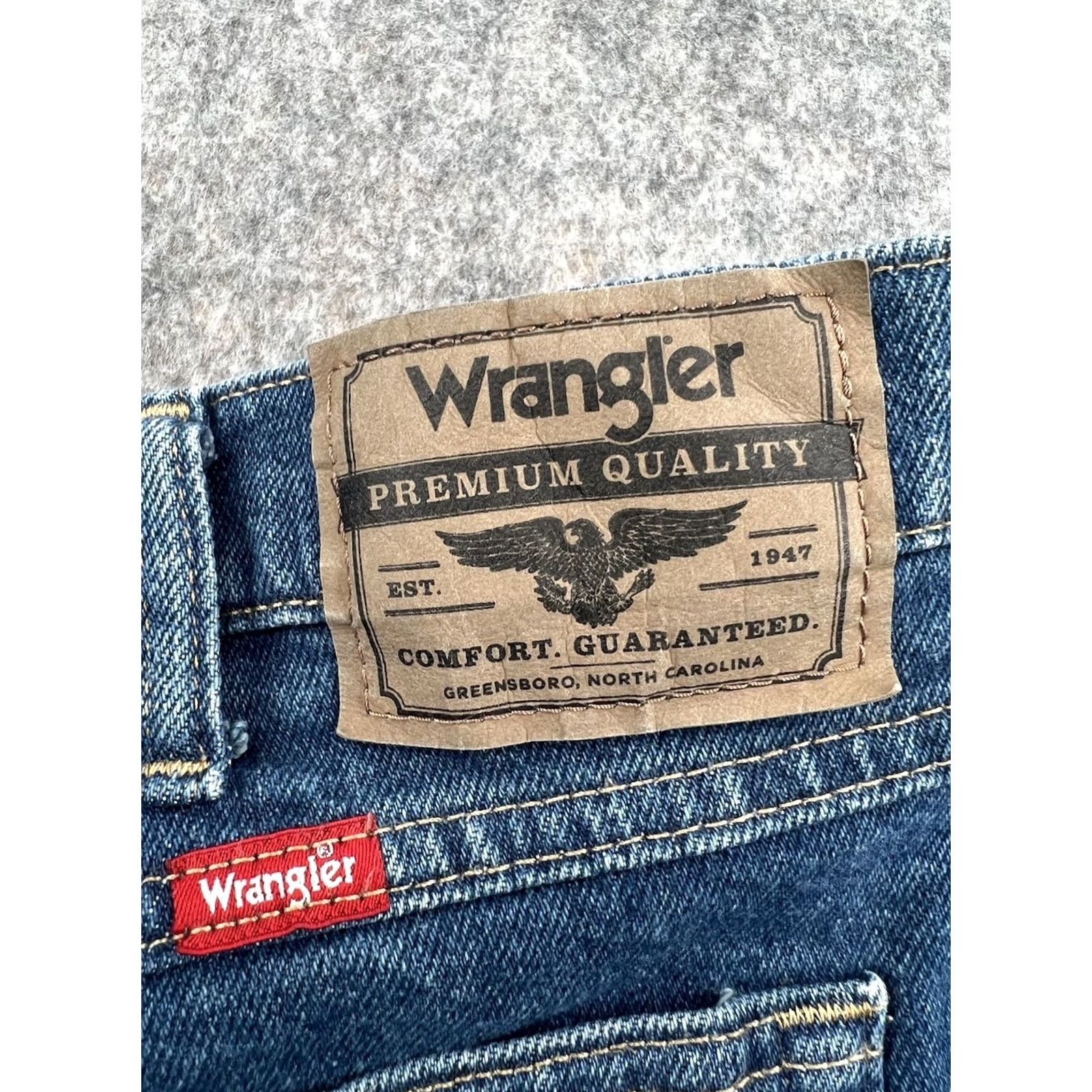 Wrangler Wrangler Jeans Men's Regular Fit Denim Medium Wash 38x32 Straight 5-Pocket Belt Loops Zipper Button Blue Size US 38 / EU 54 - 6 Thumbnail