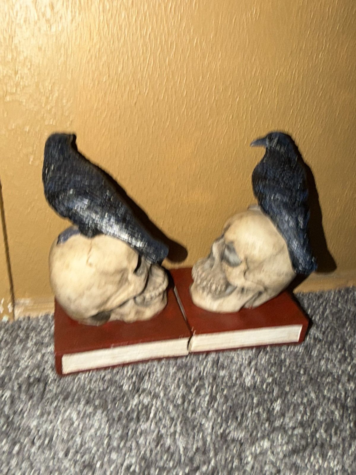 Other DWK Skull Bird Book End 2 Piece Set Used Pre Owned Size ONE SIZE - 2 Thumbnail