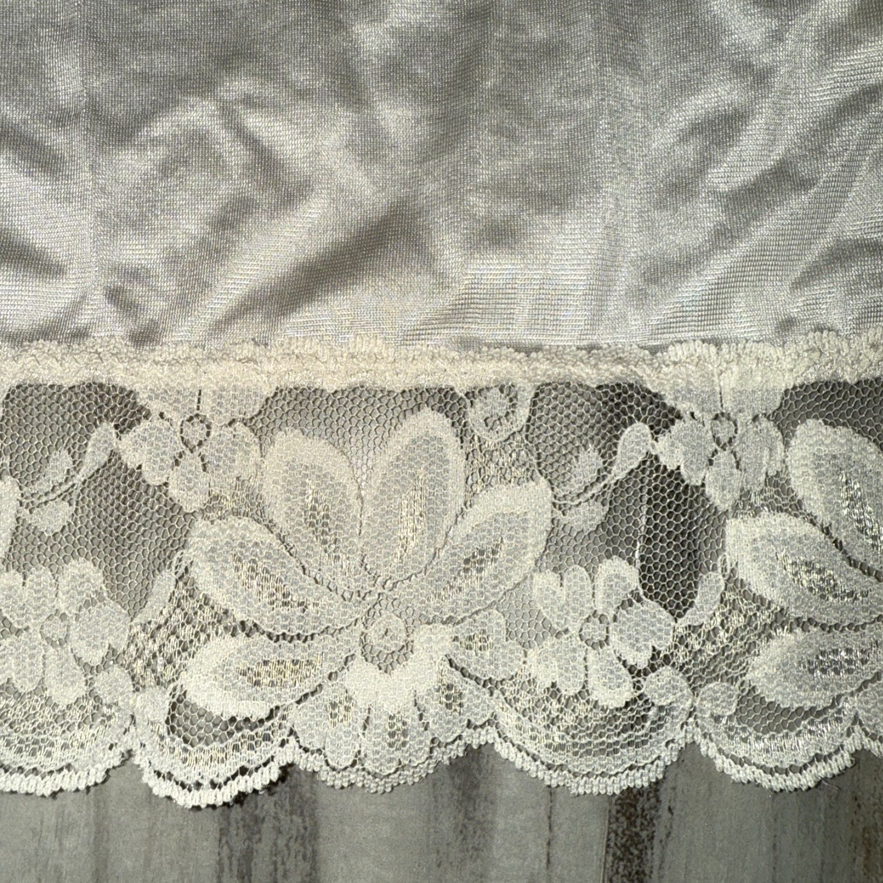 Vintage VINTAGE Lorraine Women’s Nylon Half Slip Cream Lace Trim 28” S Slip Womens Size ONE SIZE - 2 Thumbnail