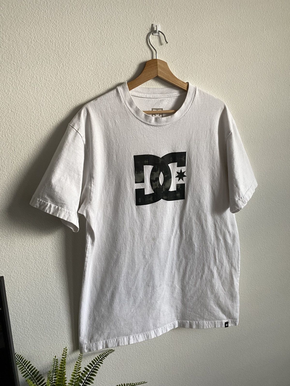 DC DC Skateboards Logo Tee Size US XL / EU 56 / 4 - 2 Thumbnail