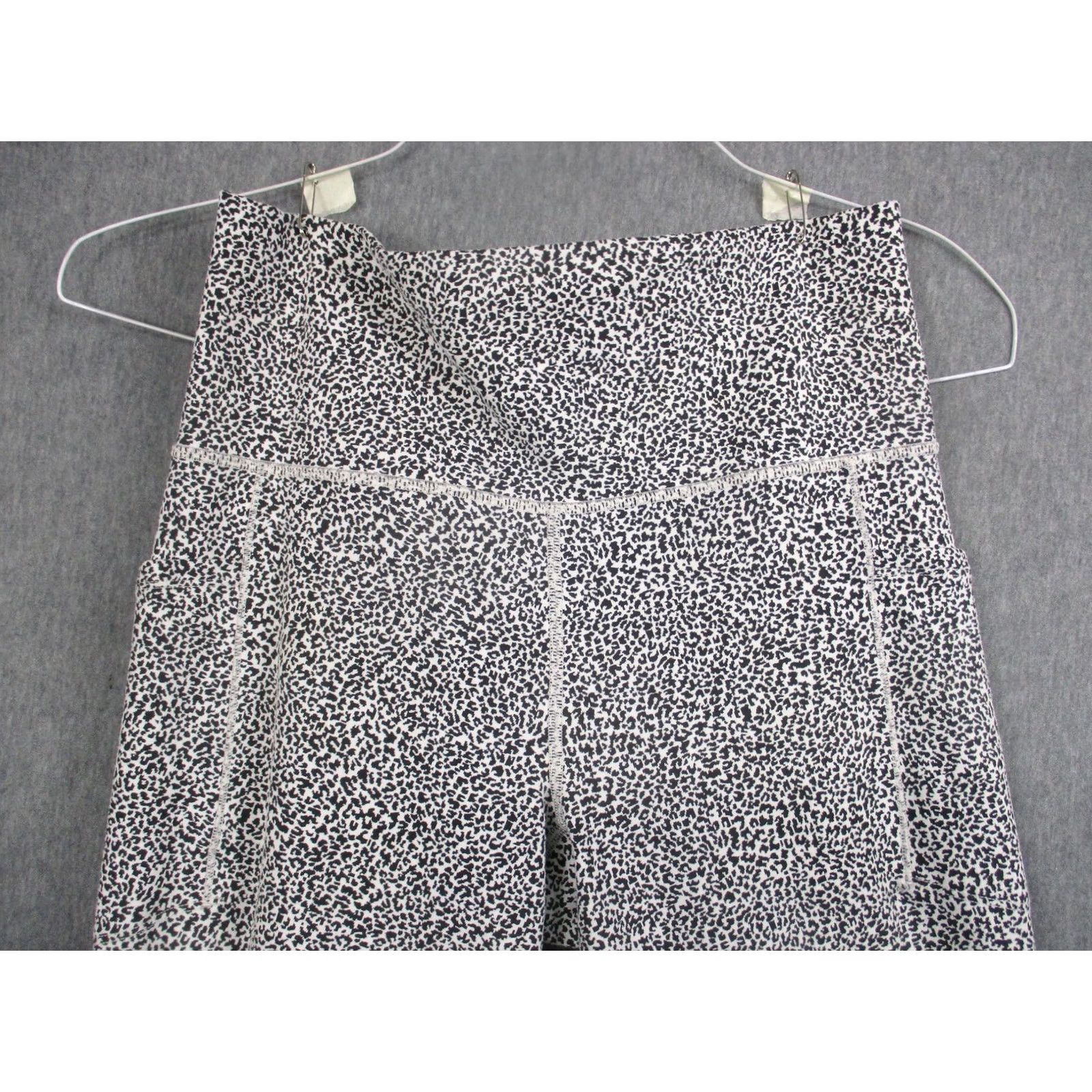 Athleta Athleta Leggings Womens M Black Animal Print Ankle Salutation Stash II Textured Pockets Yoga Size 32" / US 10 / IT 46 - 2 Thumbnail
