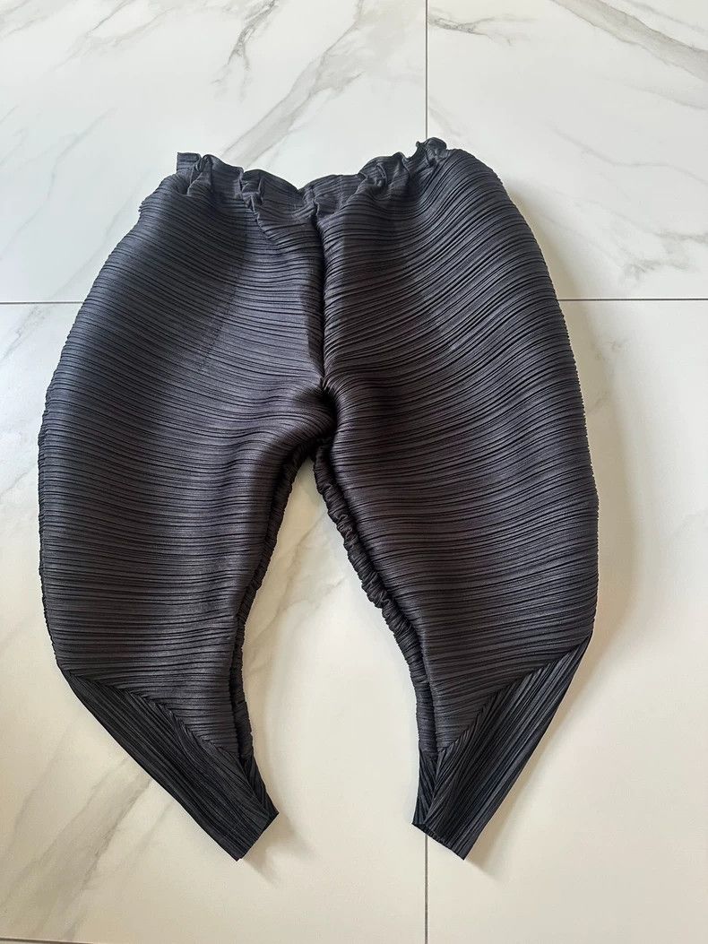 Issey Miyake Issey Miyake size:3 Black pleated chicken leg shorts Size 31" - 2 Thumbnail