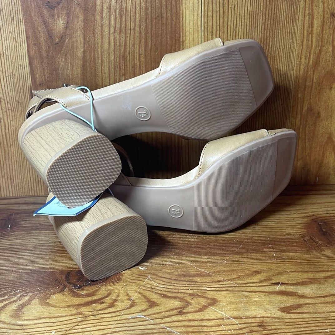 Vintage VINTAGE Universal Thread Women’s Beige Lauren Chunky Heels adjustable ankle strap size 7.5 Tan Womens Heels 3” Size US 8 / IT 38 - 5 Thumbnail