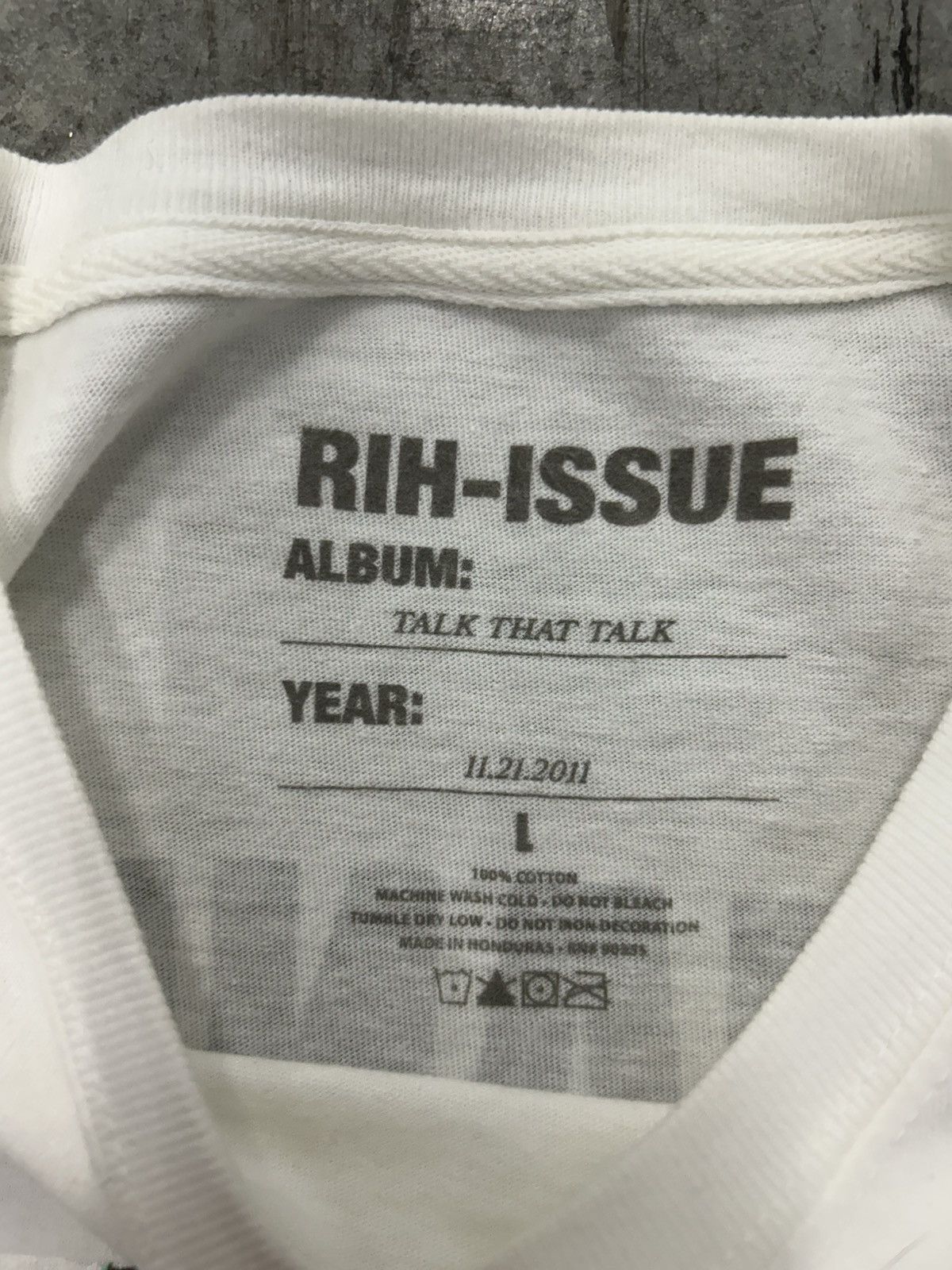 Rihanna 2011 Rihanna talk that talk album promo t shirt Size US L / EU 52-54 / 3 - 3 Thumbnail