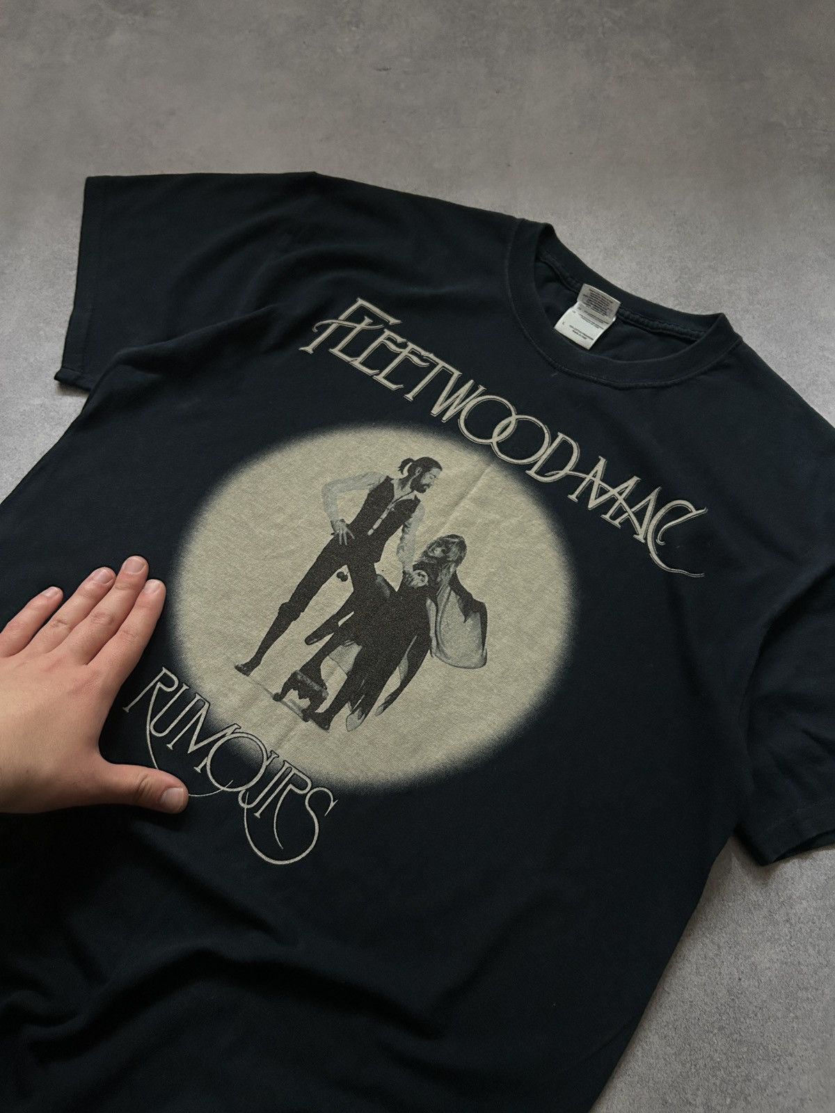 Gildan × Vintage Vintage Fleetwood Mac Rumours big logo shirt mens Size US L / EU 52-54 / 3 - 2 Thumbnail