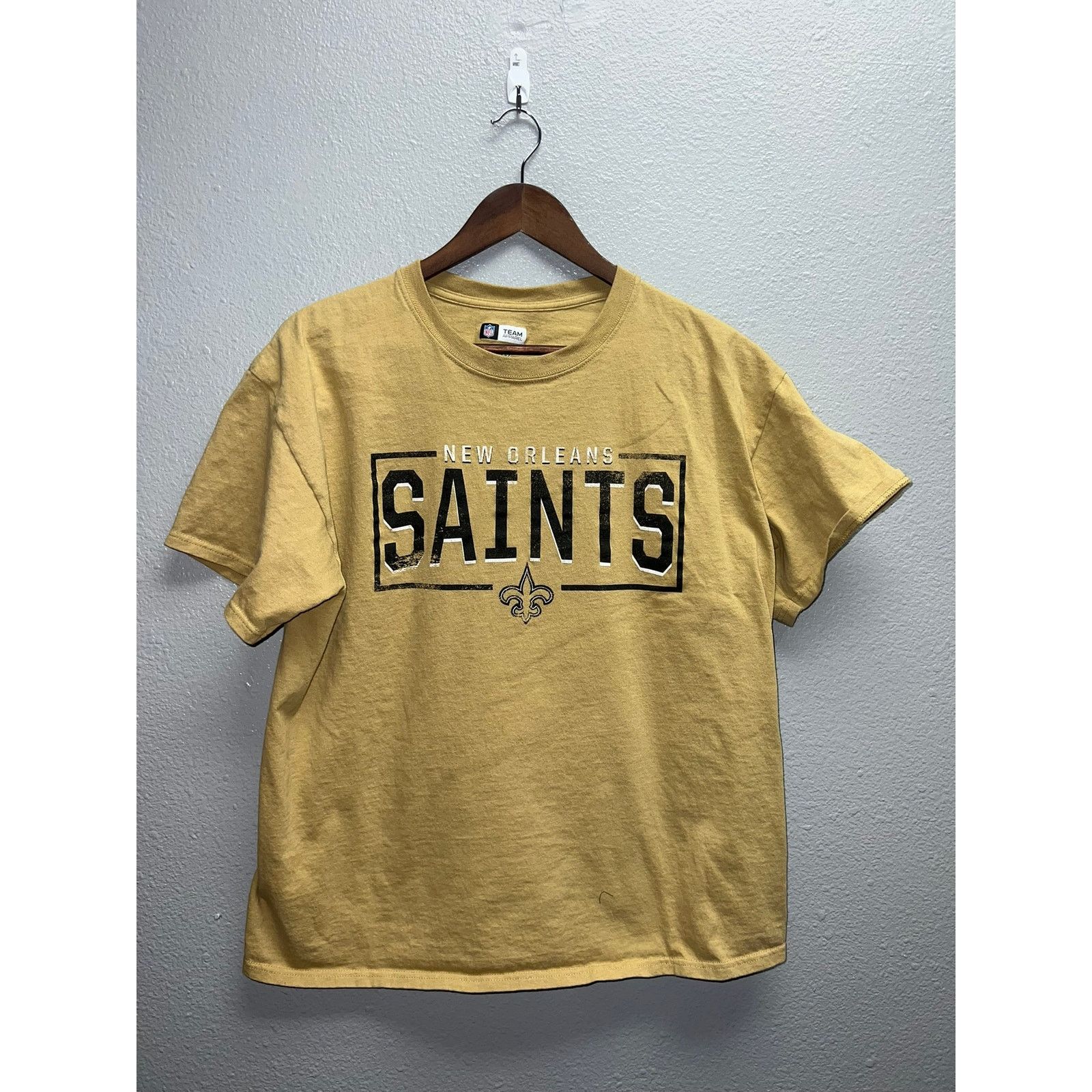 NFL New Orleans Saints Football Shirt Gold Logo Graphic Tee M Size US M / EU 48-50 / 2 - 1 Thumbnail