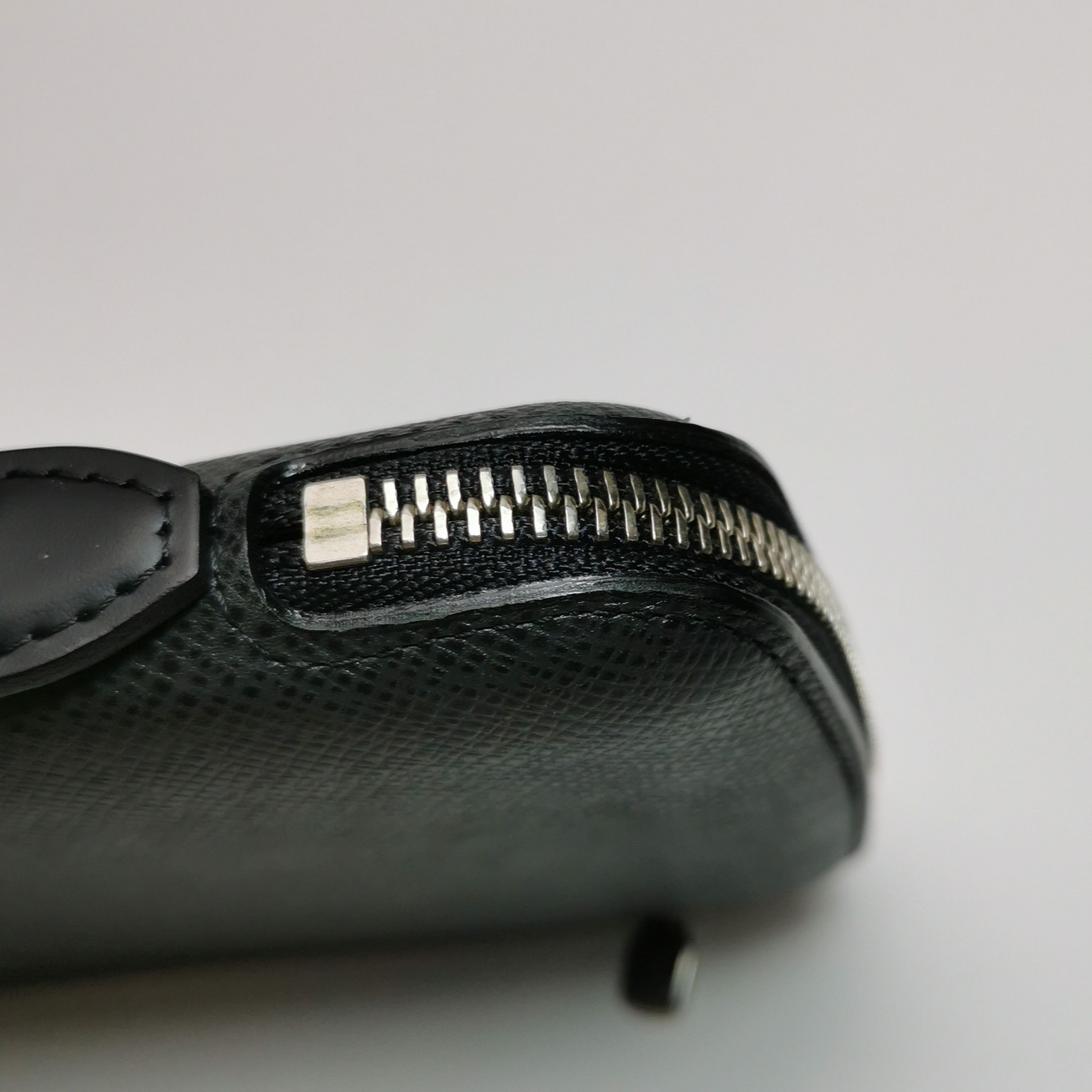 Louis Vuitton Louis Vuitton (LV) Taiga Atoll leather solid color zipper c Size ONE SIZE - 9 Thumbnail