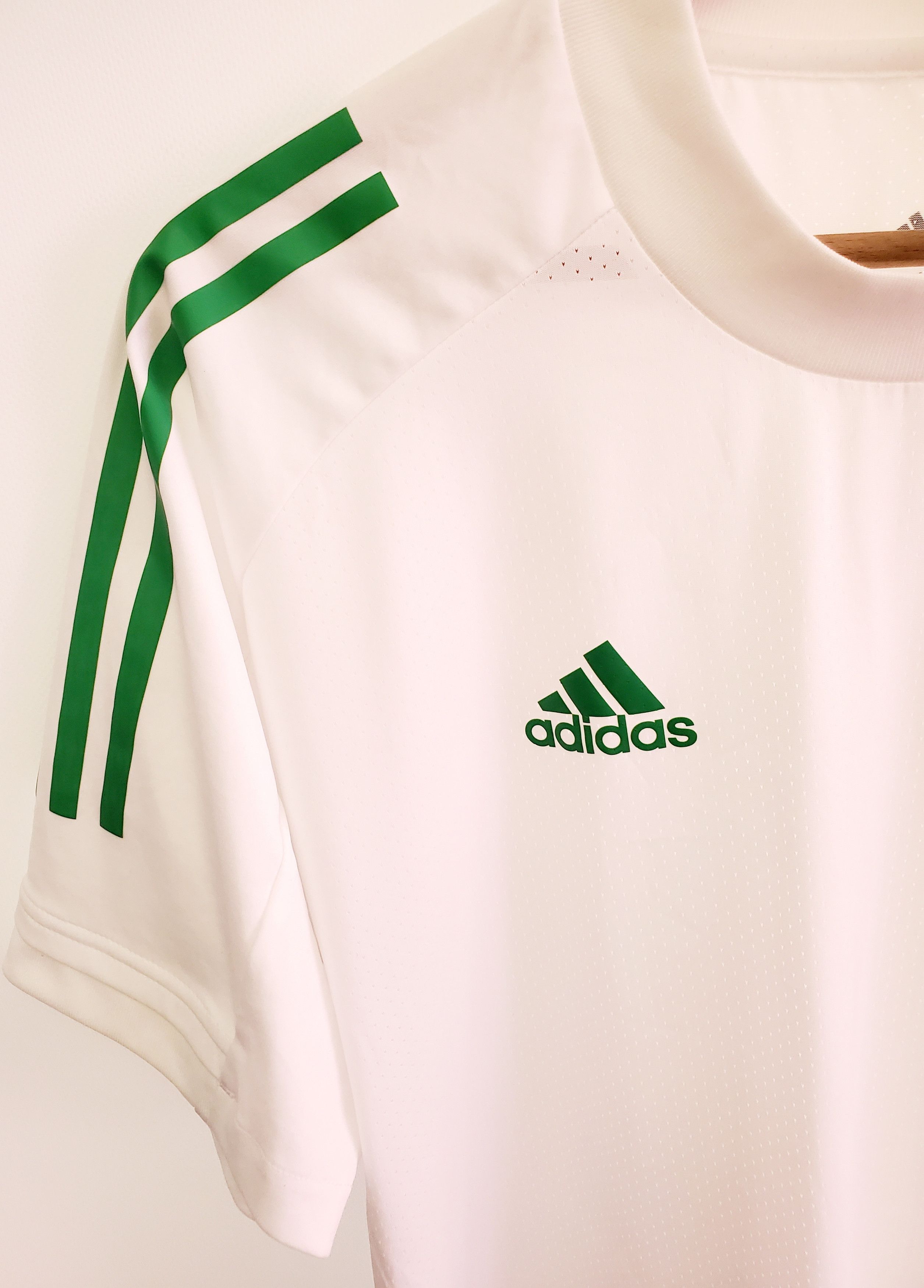 Adidas FC CELTIC 2020/2021 soccer jersey perfect condition size M Size US M / EU 48-50 / 2 - 3 Thumbnail