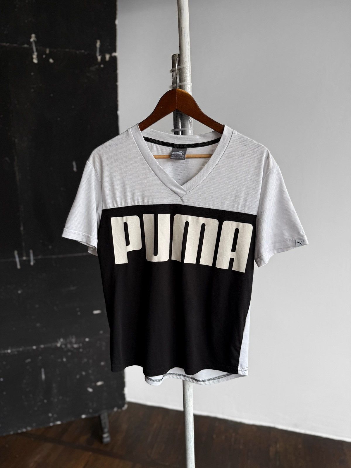 Puma Puma Women Black White Short Sleeve V-Neck T-Shirt Big Print Size S / US 4 / IT 40 - 1 Thumbnail