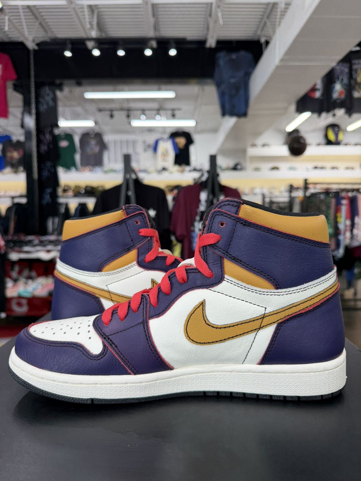Jordan Brand Air Jordan 1 LA to Chicago Size 9 (2019) Size US 9 / EU 42 - 4 Thumbnail