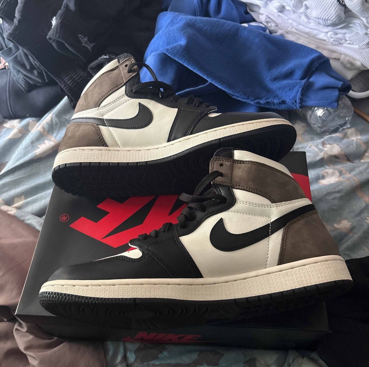 Jordan Brand Jordan 1 mocha high Size US 10.5 / EU 43-44 - 1 Thumbnail
