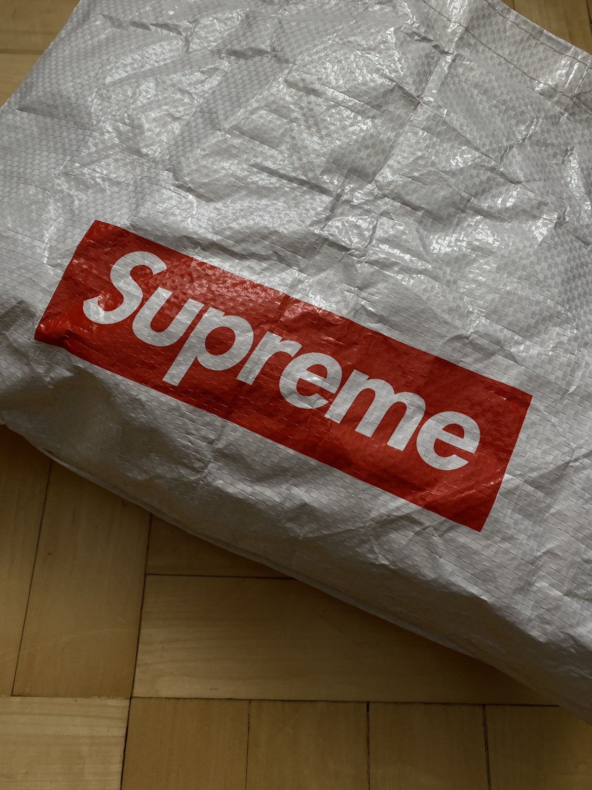 Supreme Shoppers Supreme White Size ONE SIZE - 2 Thumbnail