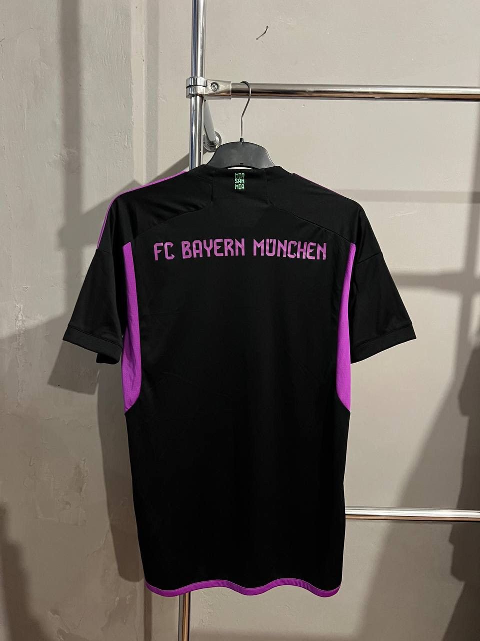 Adidas 2023/24 BAYERN MUNICH AWAY SOCCER JERSEY FOOTBALL SHIRT SZ L Size US L / EU 52-54 / 3 - 12 Thumbnail