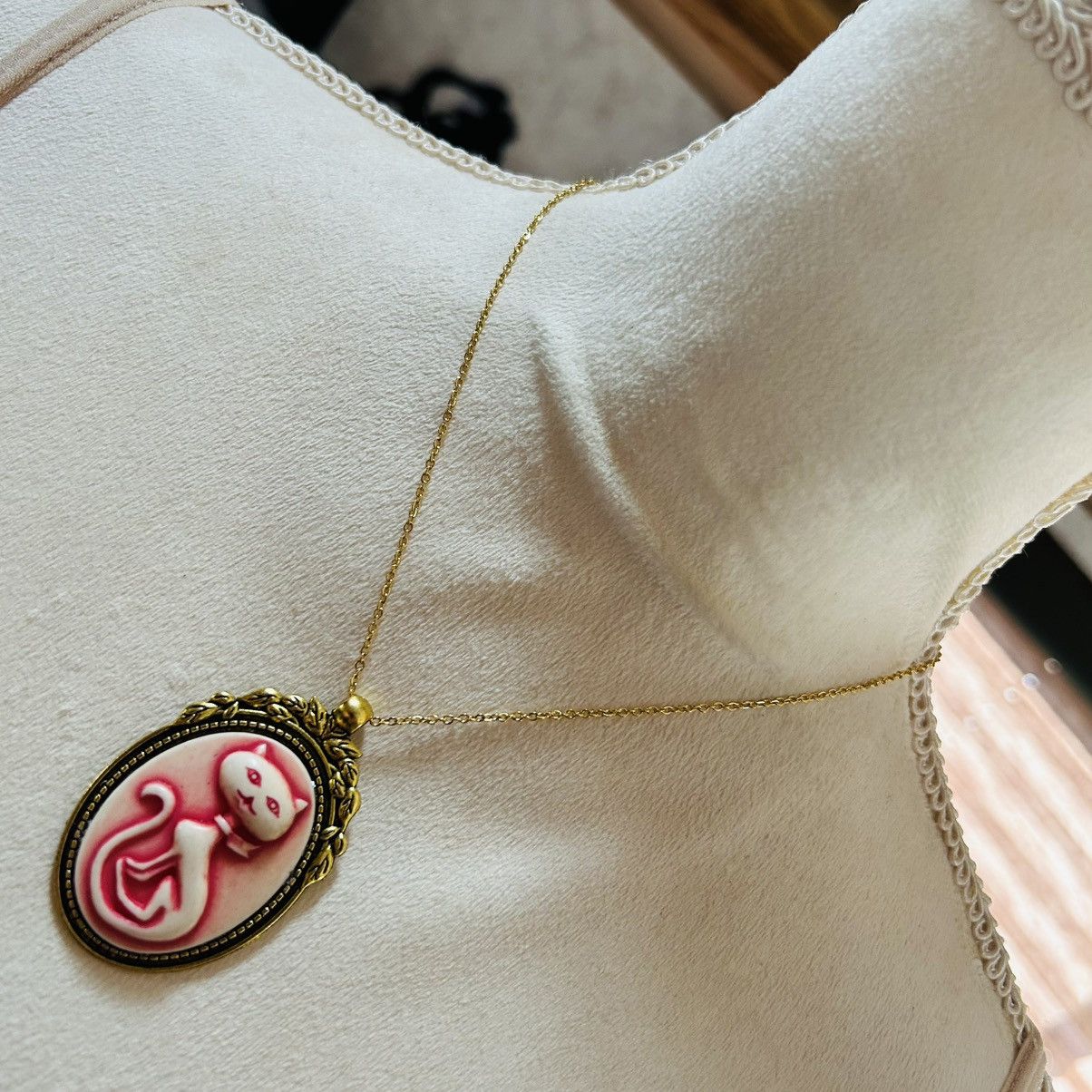 Handmade Handcrafted rose sitting pretty kitty cat cameo necklace Size ONE SIZE - 2 Thumbnail