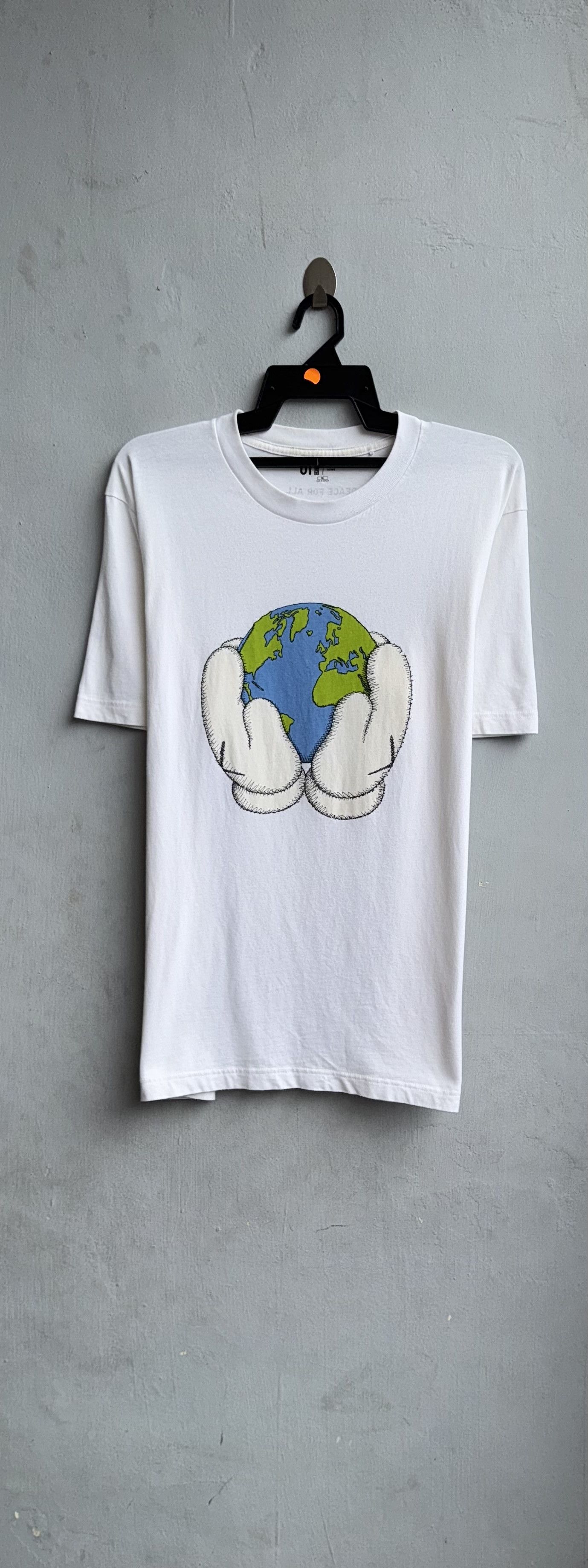 Kaws × Uniqlo Kaws Peace For All Graphic Uniqlo Shirt Size US XL / EU 56 / 4 - 1 Thumbnail