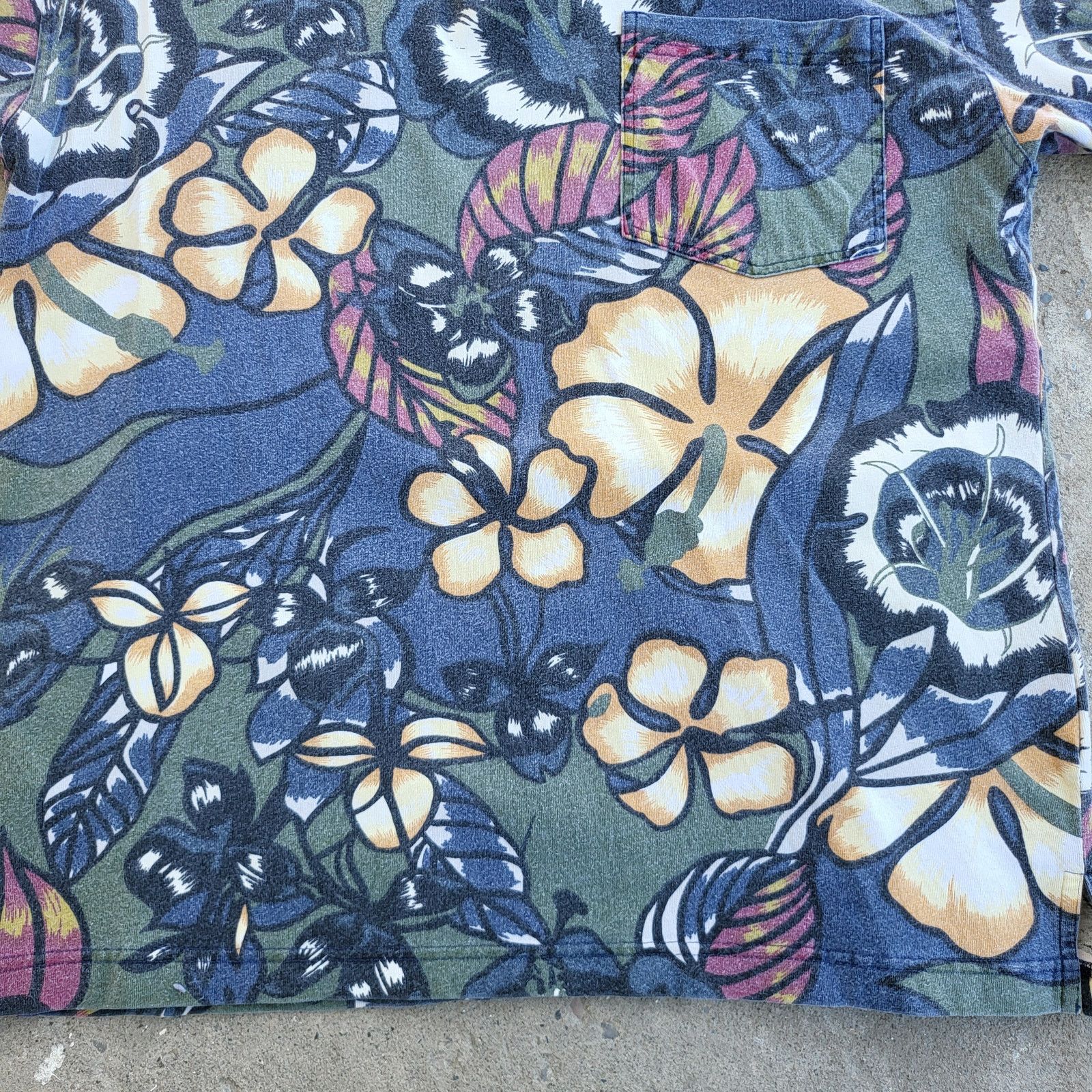Tommy Bahama Vintage Tommy Bahama Polo Shirt Size L Blue Floral Hibiscus Size US L / EU 52-54 / 3 - 3 Thumbnail