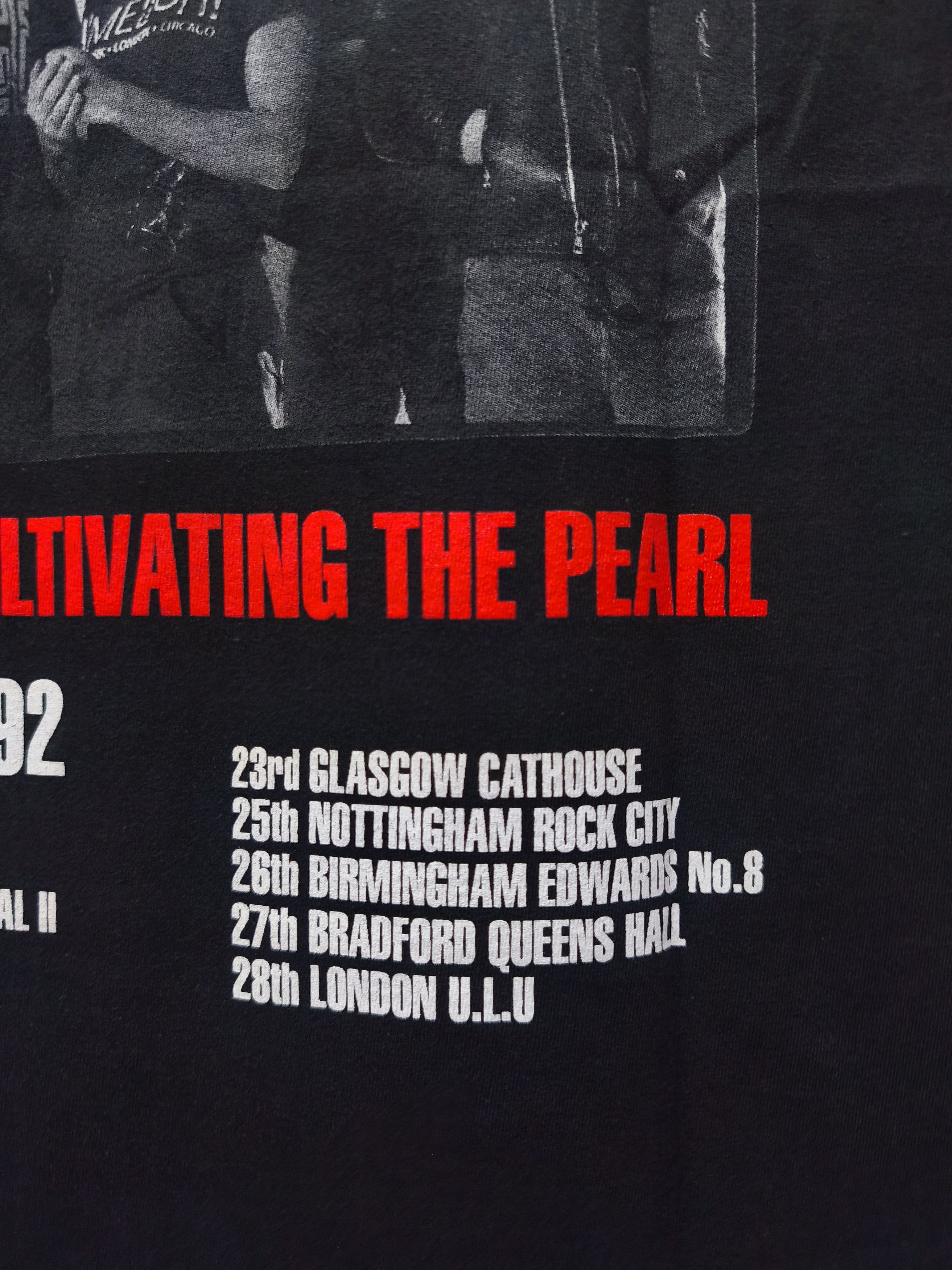 Band Tees Pearl Jam Alive & Cultivating The Pearl UK Tour T-shirt Size US XL / EU 56 / 4 - 14 Thumbnail