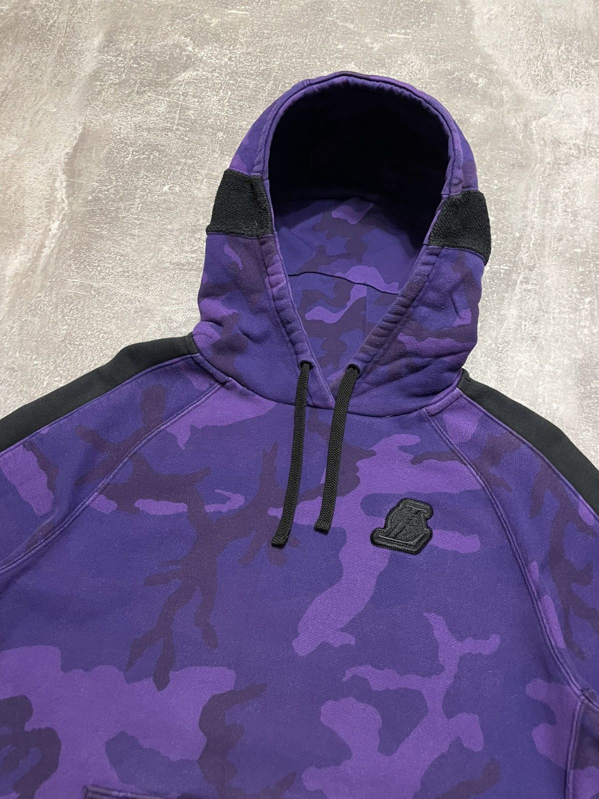 NBA × Nike Vintage Nike NBA LA Lakers Lebron Hoodie Purple Camo Size US M / EU 48-50 / 2 - 2 Thumbnail