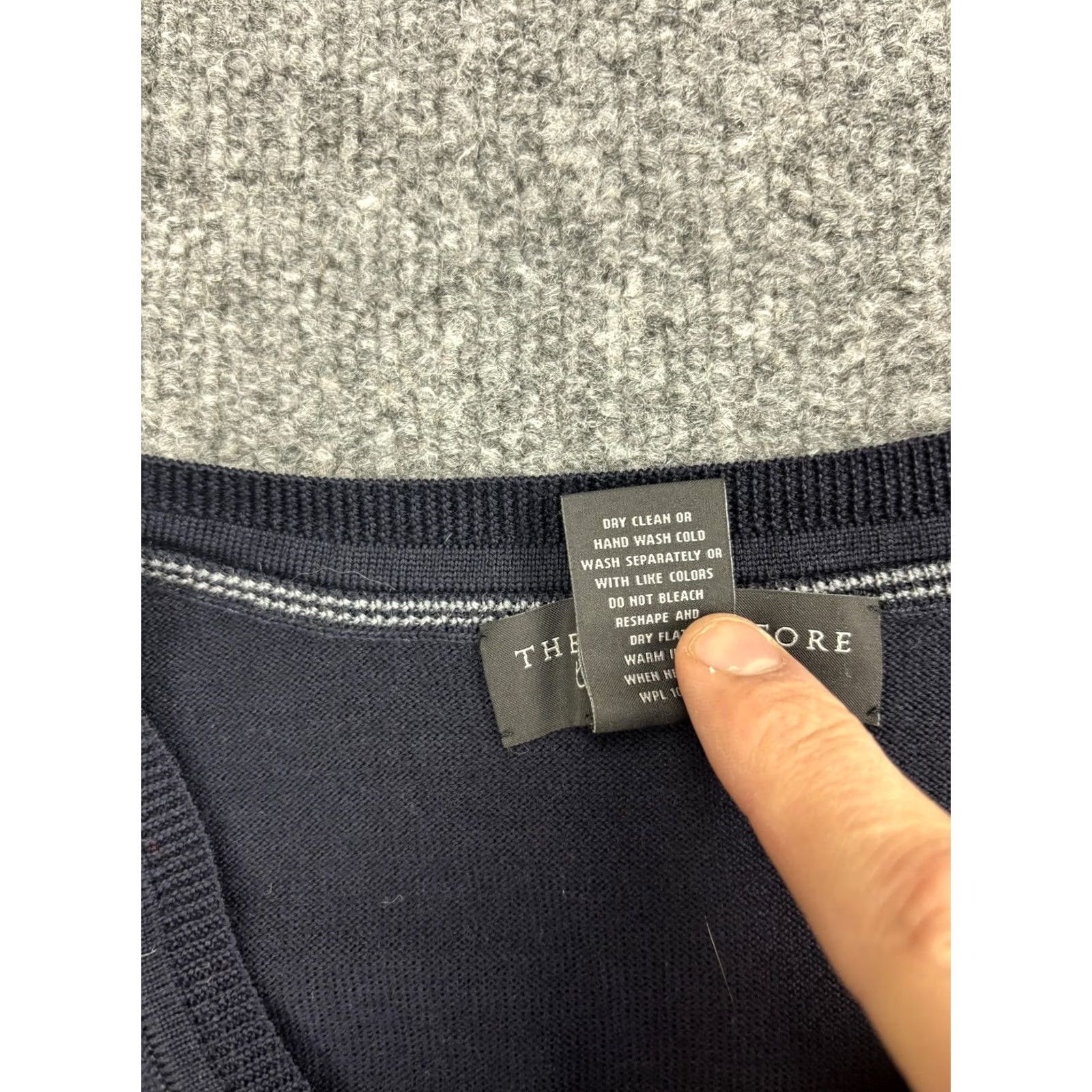 Vintage The Men's Store at Bloomingdale's Sweater Vest Mens 2XL Blue Merino Wool V-Neck Size US XXL / EU 58 / 5 - 3 Thumbnail