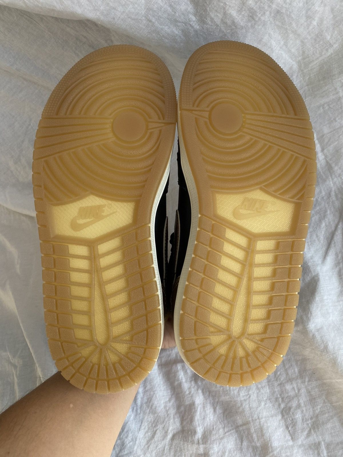 Jordan Brand Nike Air Jordan One Metalic Gold Size US 5.5 / EU 38 - 8 Thumbnail