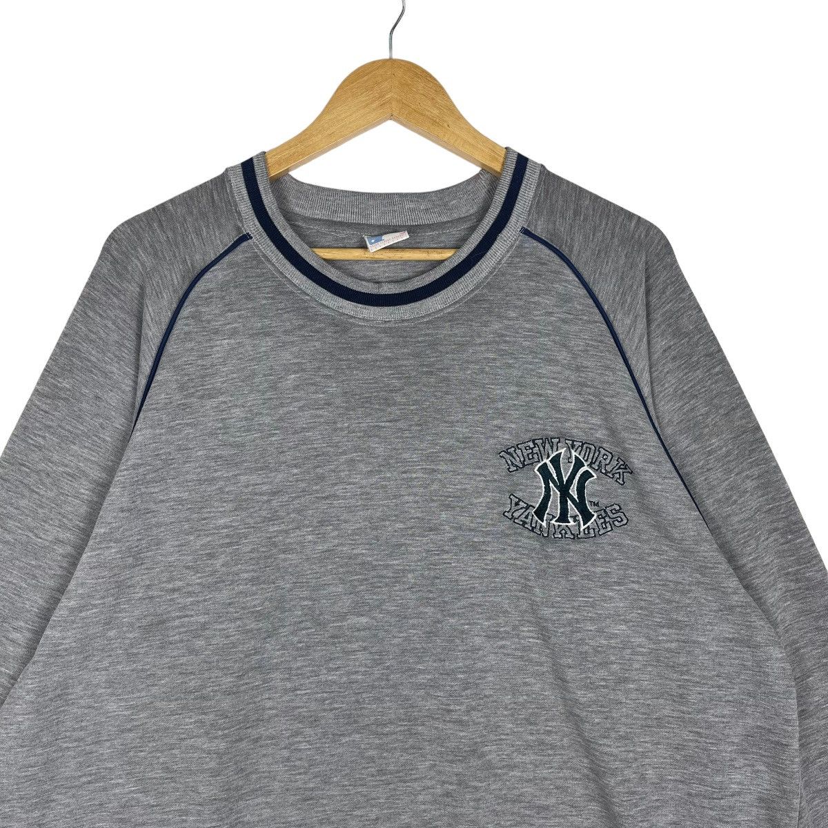 New York Yankees New York Yankees Small Logo Crewneck Sweatshirt Size US L / EU 52-54 / 3 - 4 Thumbnail