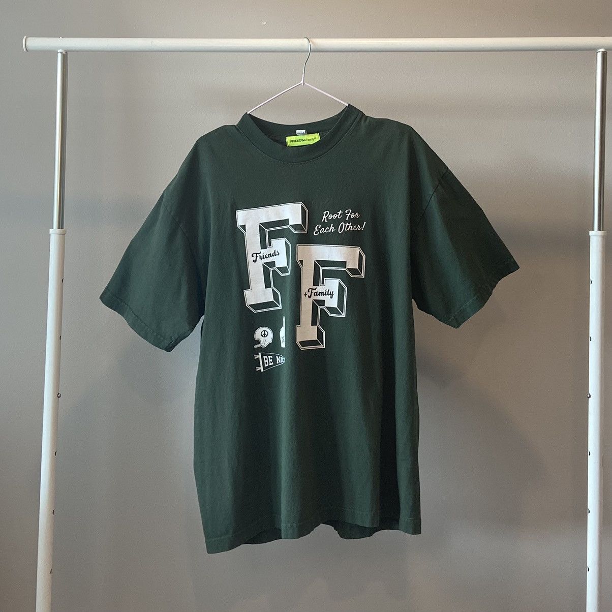 Urban Outfitters FRIENDS AND FAMILY T-SHIRT Size US L / EU 52-54 / 3 - 1 Thumbnail