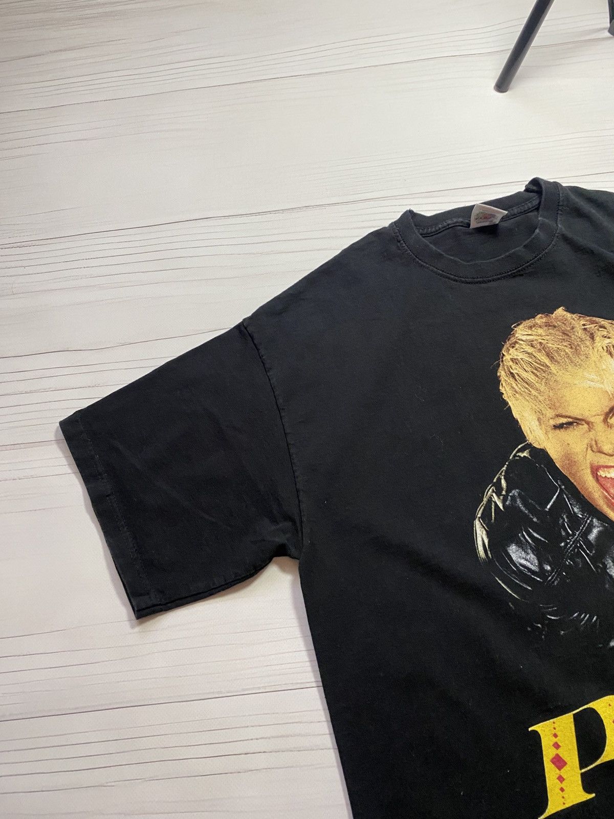Vintage Vintage Pink Funhouse Tour 2009 Big Logo y2k t shirt Size US L / EU 52-54 / 3 - 6 Thumbnail