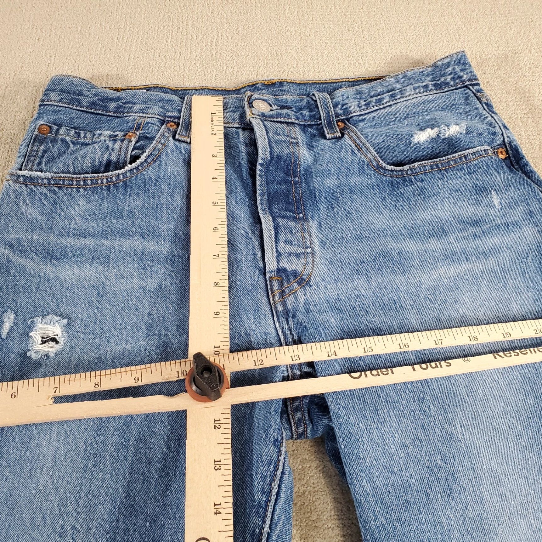 Levi's Levi's 501 Jeans Mens 30x32 Blue Straight Button Fly Medium Wash Denim Regular Inseam 32 Pockets Vintage No Current? Size US 30 / EU 46 - 5 Thumbnail