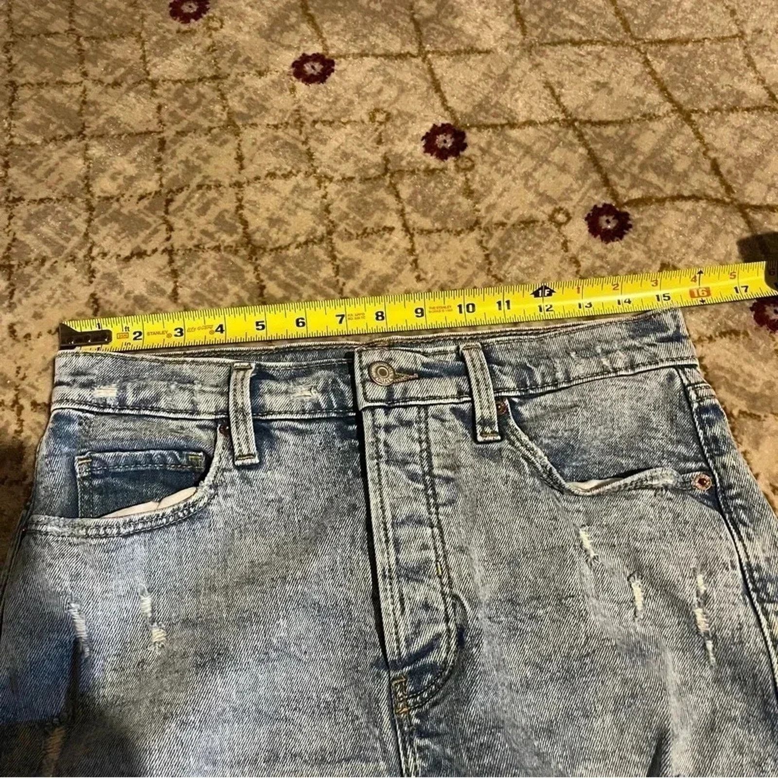 Old Navy OLD NAVY Sky-Hi Short 6 Extra High Rise Distressed Cutoffs Size 28" / US 6 / IT 42 - 6 Thumbnail