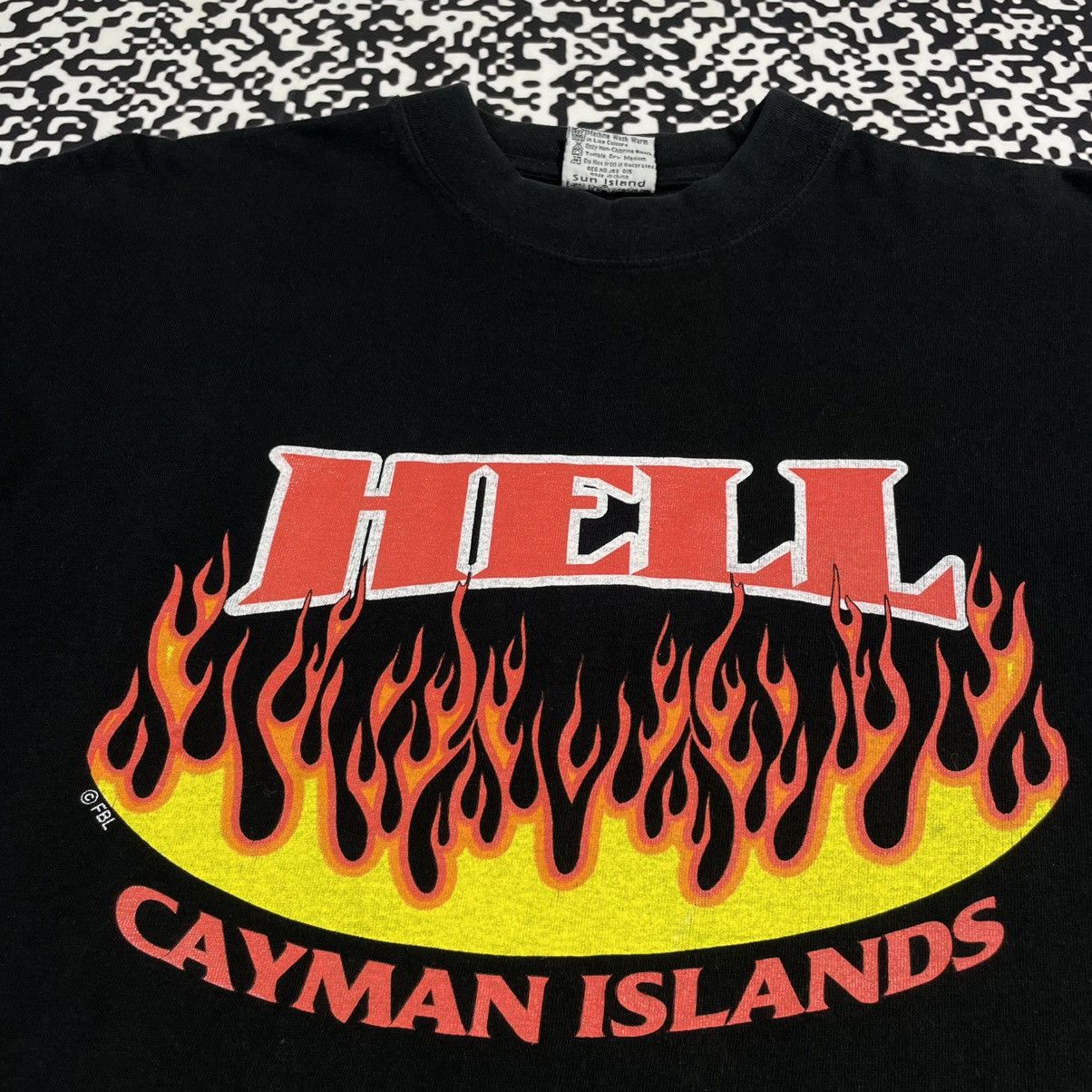 Vintage Vintage 90s Hell Cayman Islands Flame Fire Retro T-shirt Size US M / EU 48-50 / 2 - 6 Thumbnail